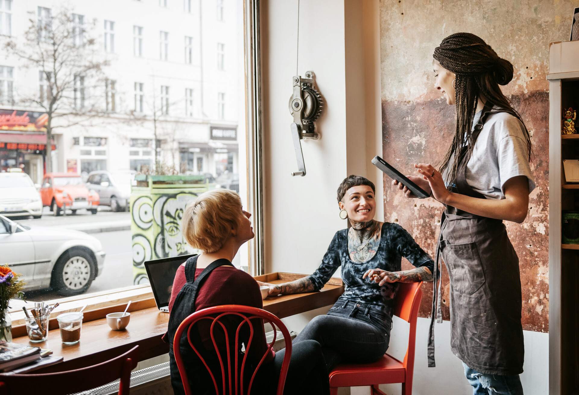 THEME_PEOPLE_BERLIN_FRIENDS_ORDERING_FOOD_GettyImages-634758347