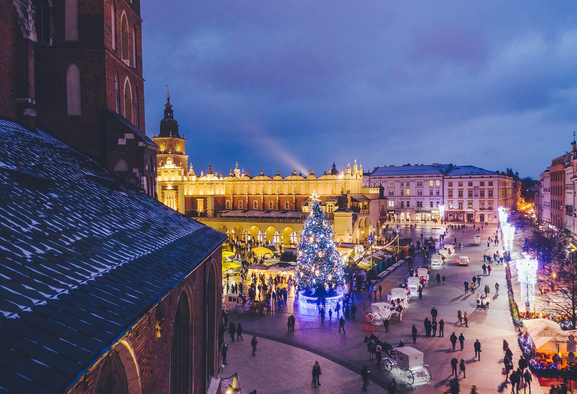dest_poland_krakow_winter_christmas-market_gettyimages-1171183975