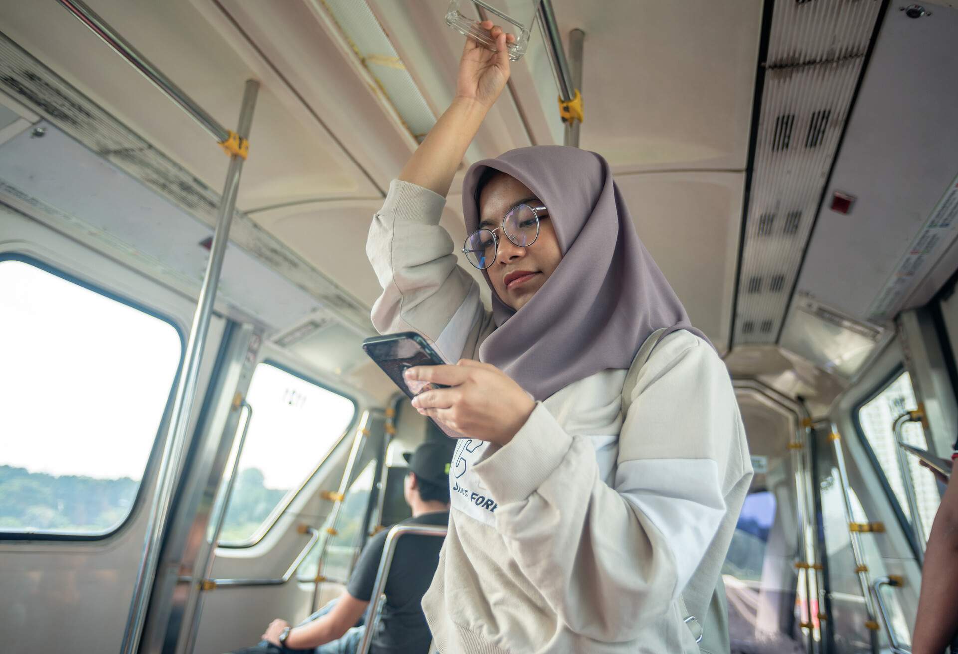 train_travel_device_woman