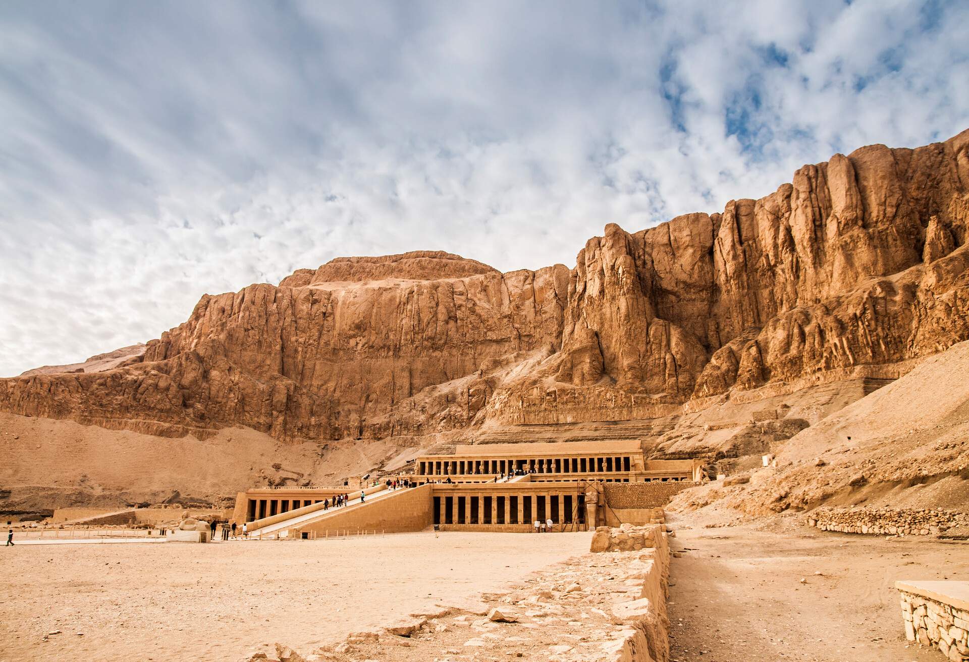 DEST_EGYPT_VALLEY-OF-THE-KINGS_Temple-Of-Hatshepsut_GettyImages-511207904