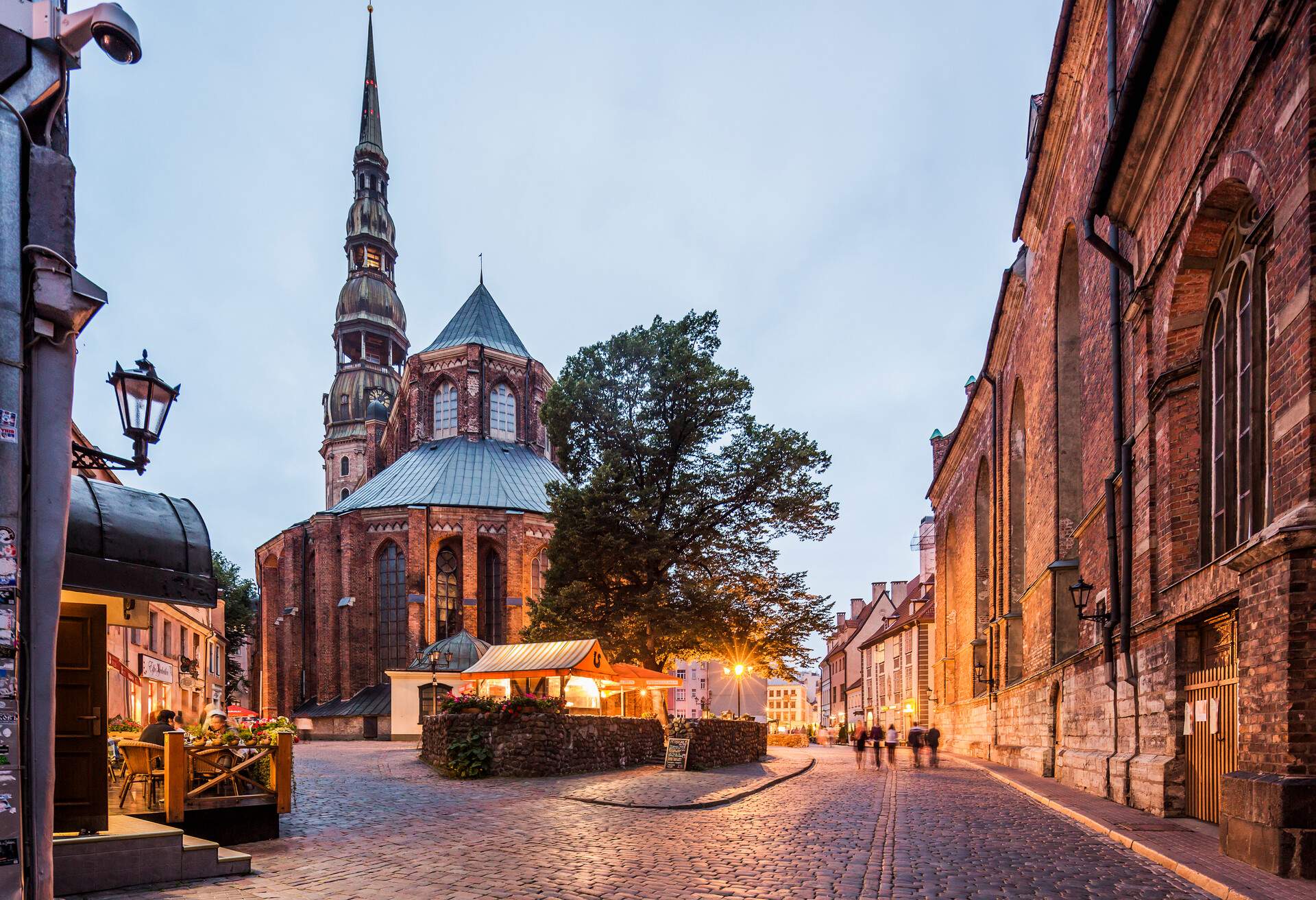 DEST_LATVIA_RIGA_ST-PETERS-CHURCH_GettyImages-694625309