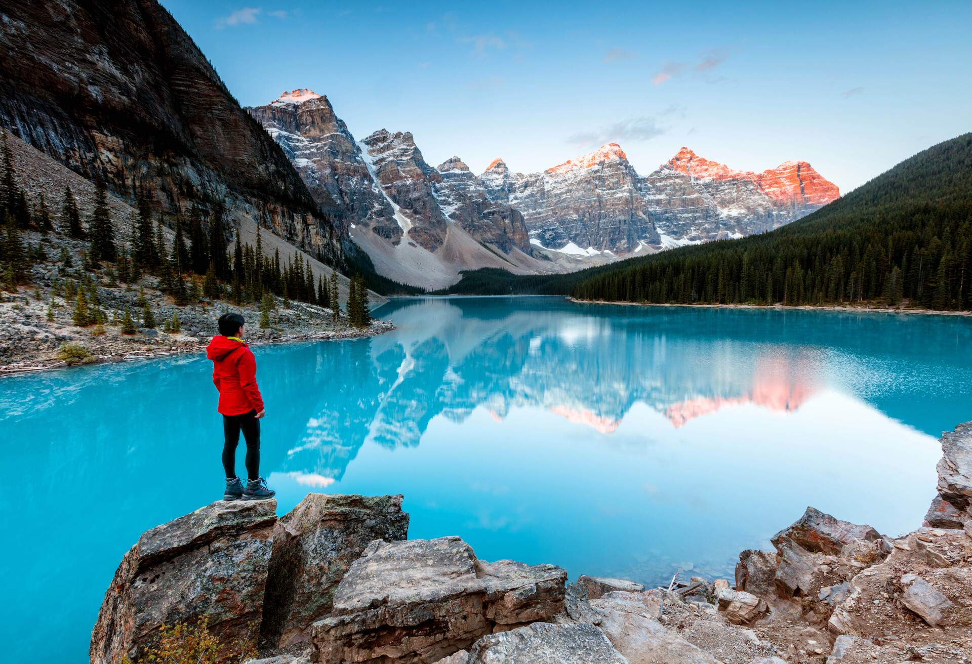 DEST_CANADA_BANFF_MORAINE-LAKE_ALBERTA_GettyImages-908178798