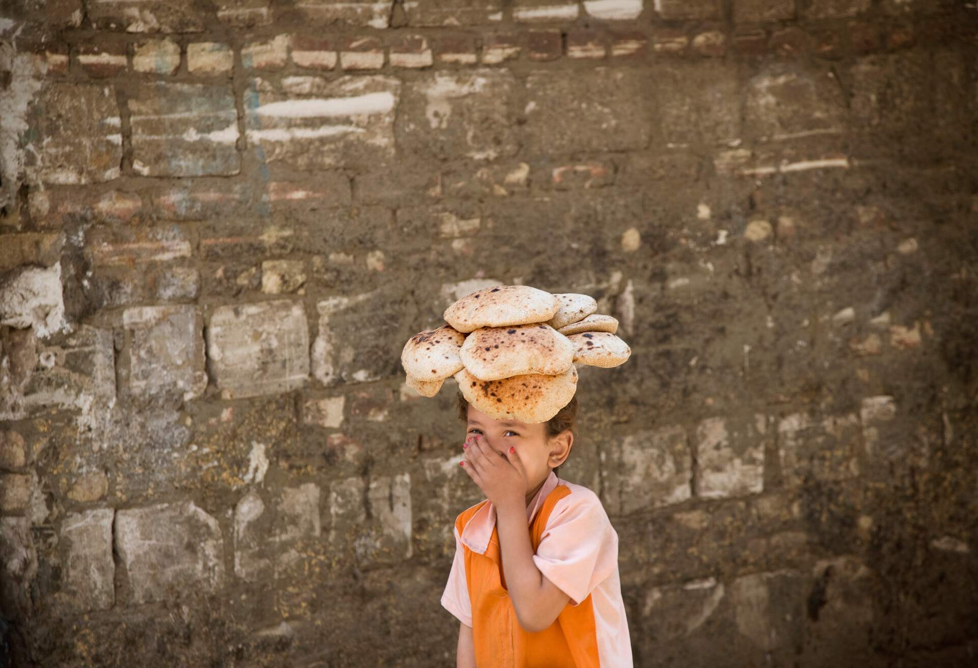 EGYPT_CAIRO_KID_WITH_BREAD_ON_HER_HEAD