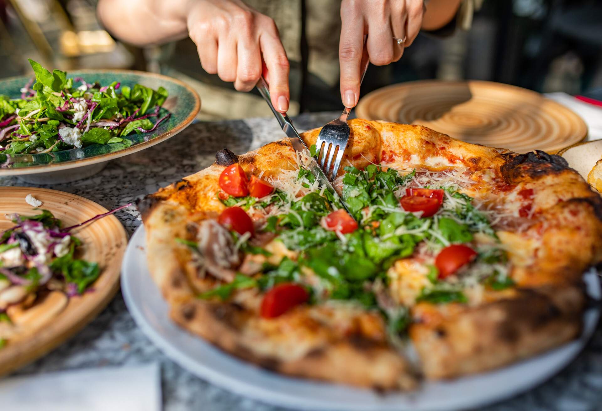 FOOD_RESTAURANT_WOMAN_EATING_PIZZA