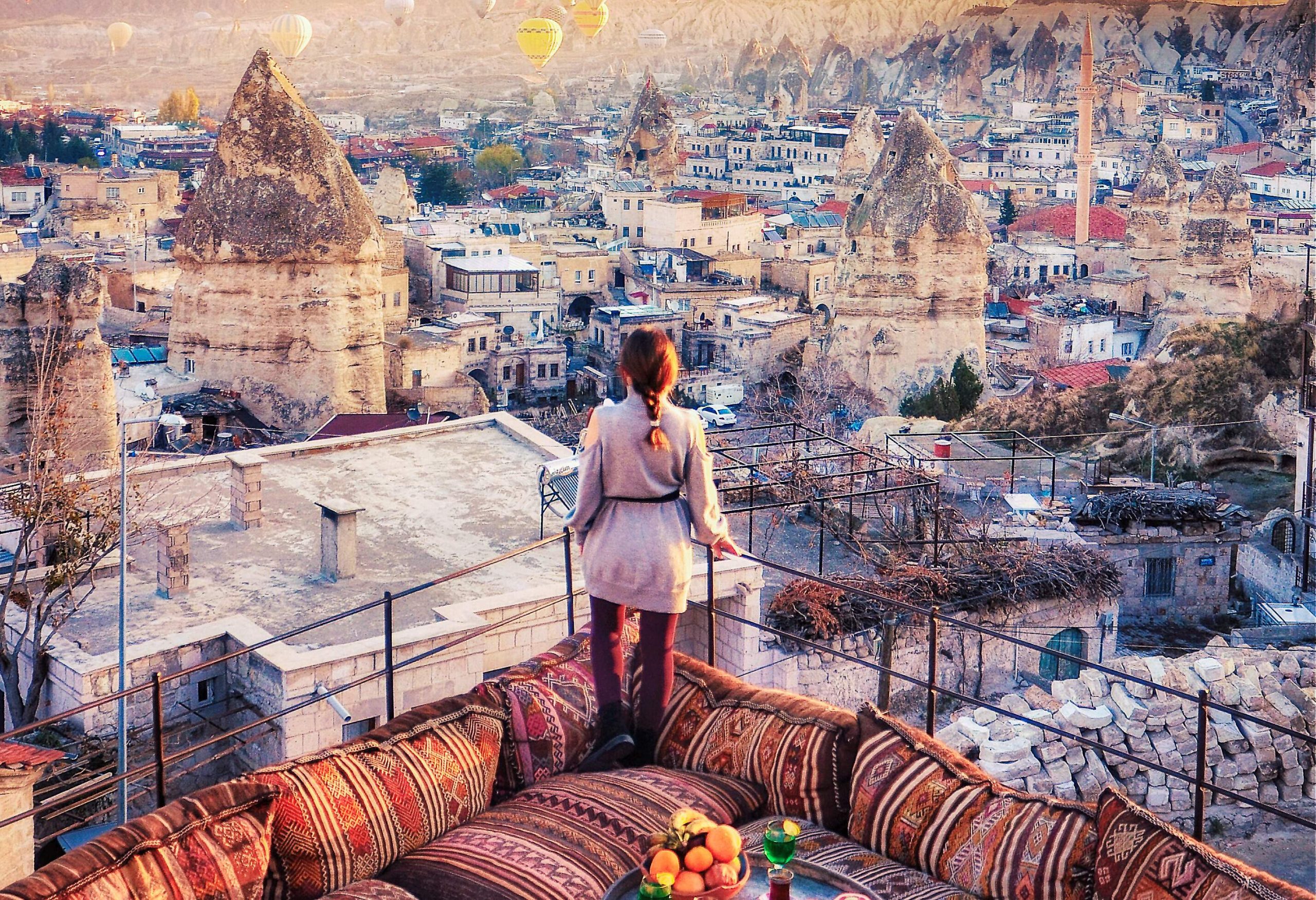 dest_turkey_cappadocia_hot-air-balloons_theme_hotel_gettyimages-1341371666_universal_within-usage-period_98456