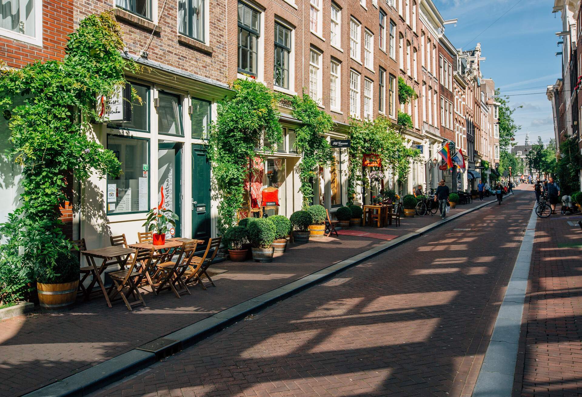 DEST_NETHERLANDS_AMSTERDAM_PRINSENSTRAAT_SHOPPING_CAFE_GettyImages-610814946.jpg