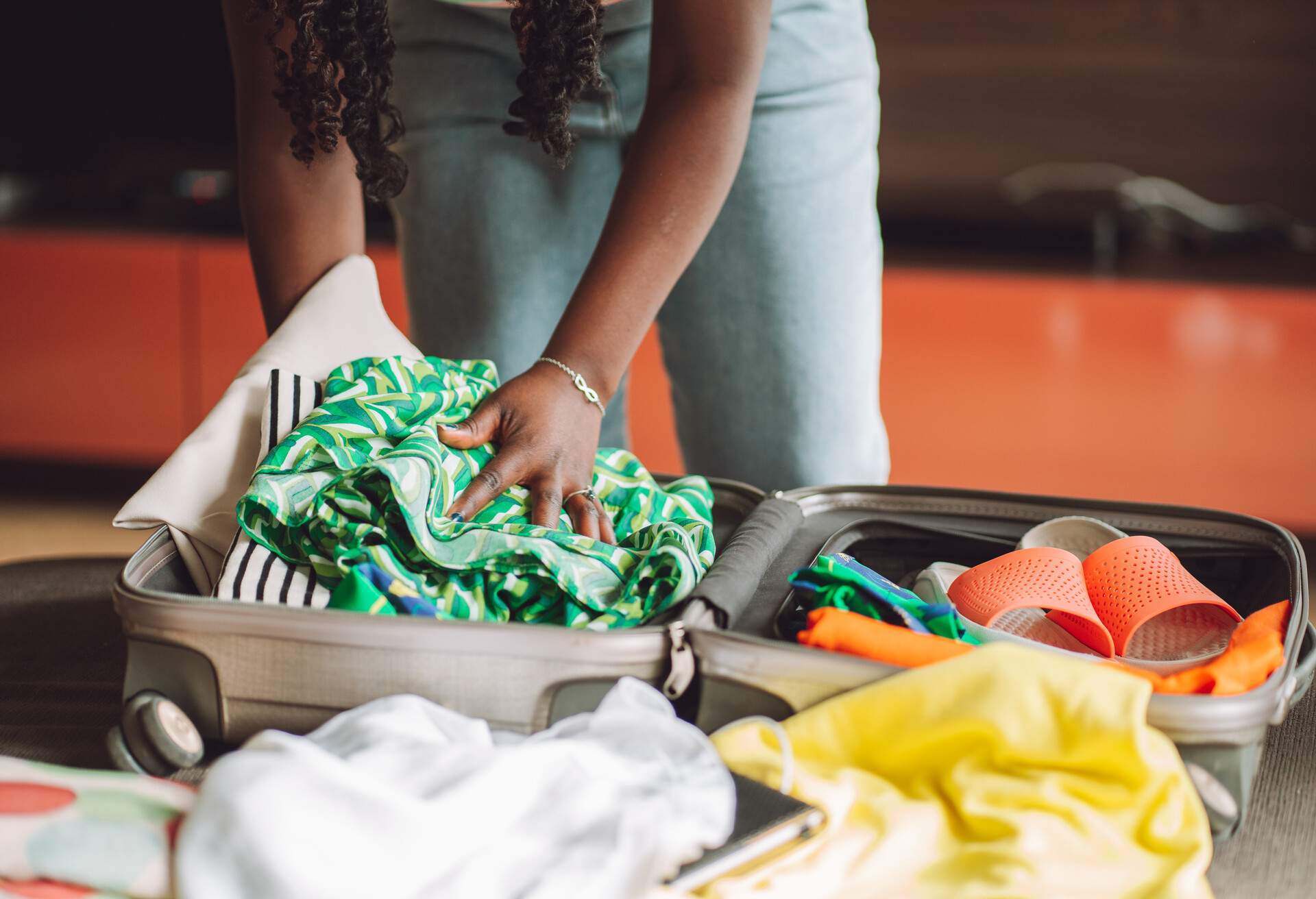 theme_travel_woman_packing_hand_luggage