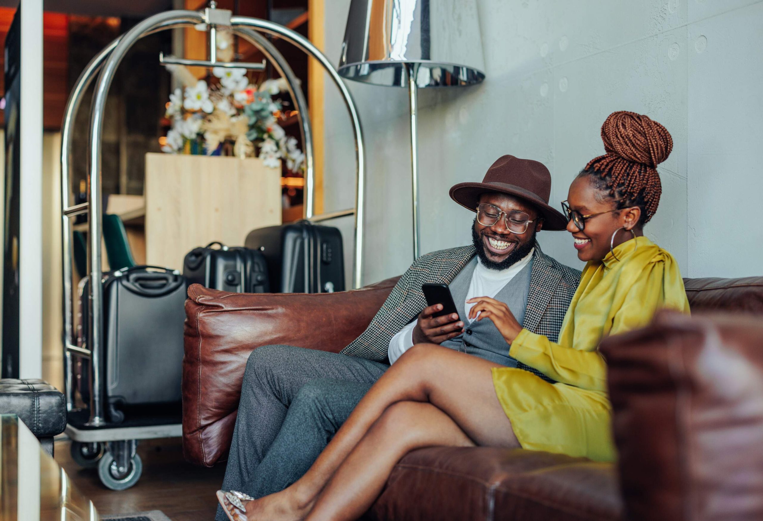 theme_hotel_lounge_couple_people_gettyimages-1428672350