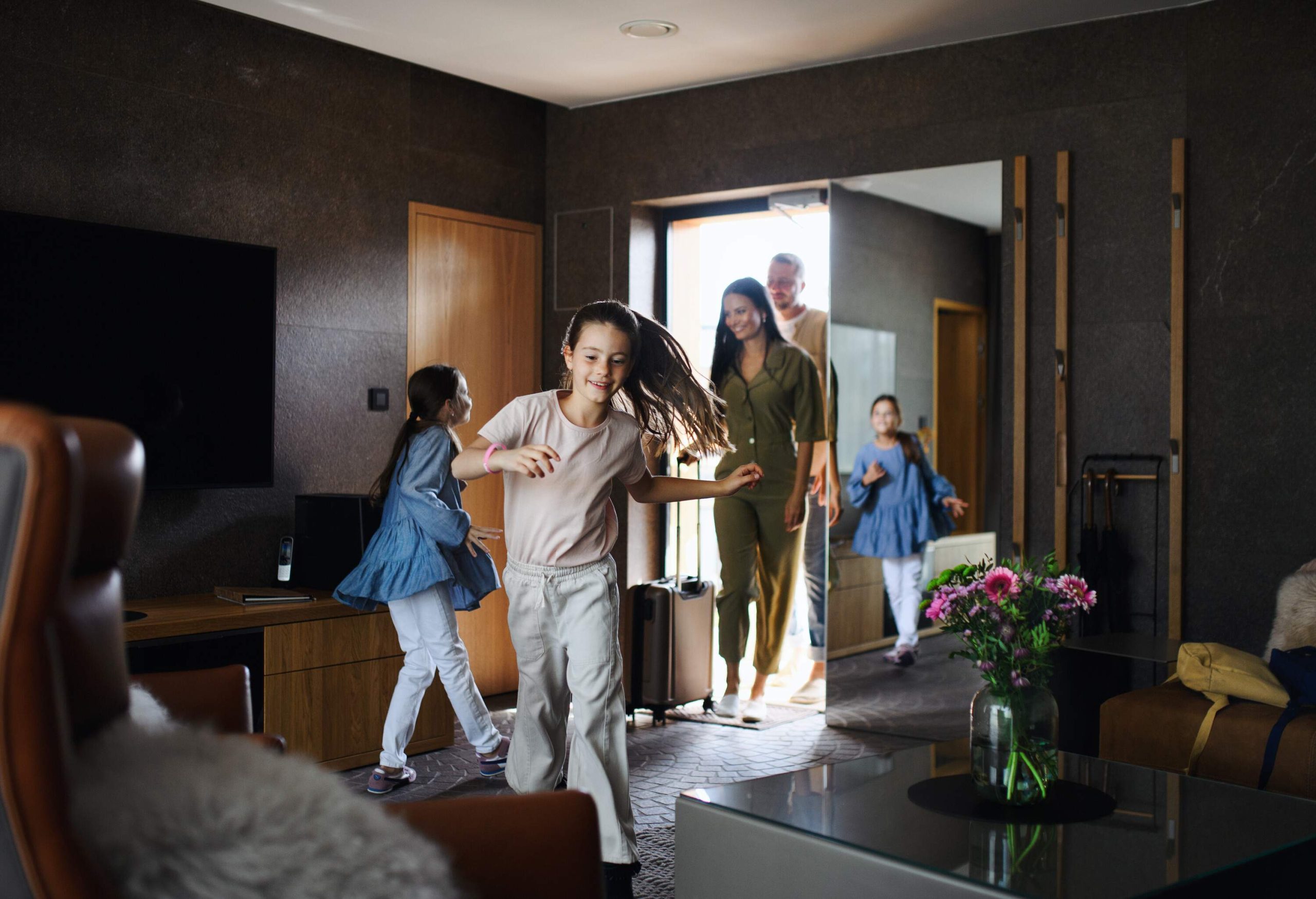 theme_travel_vacation_holiday_hotel_room_people_family_gettyimages-1353988118