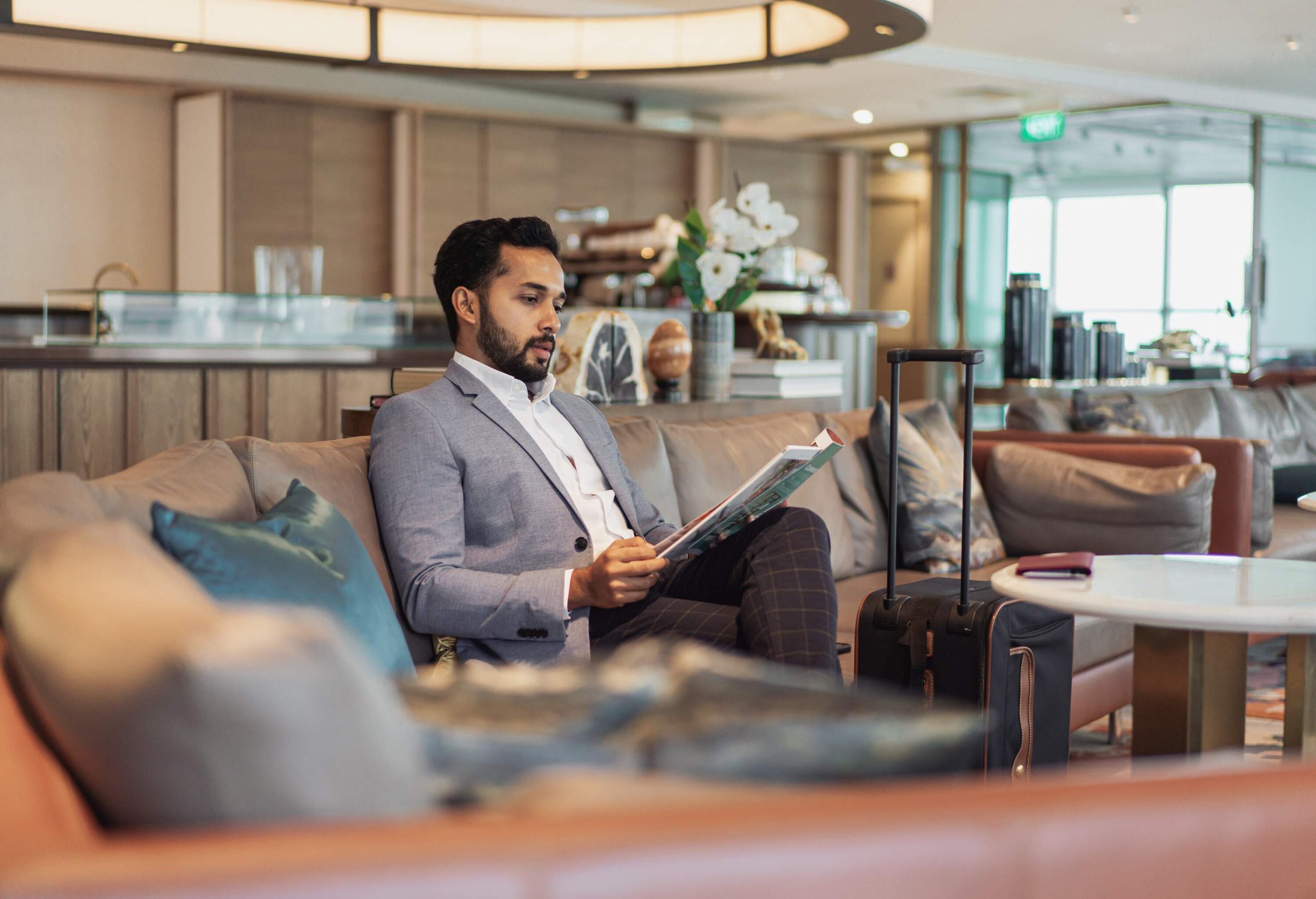 dest_singapore_airport_lounge_person_man_gettyimages-1401523867