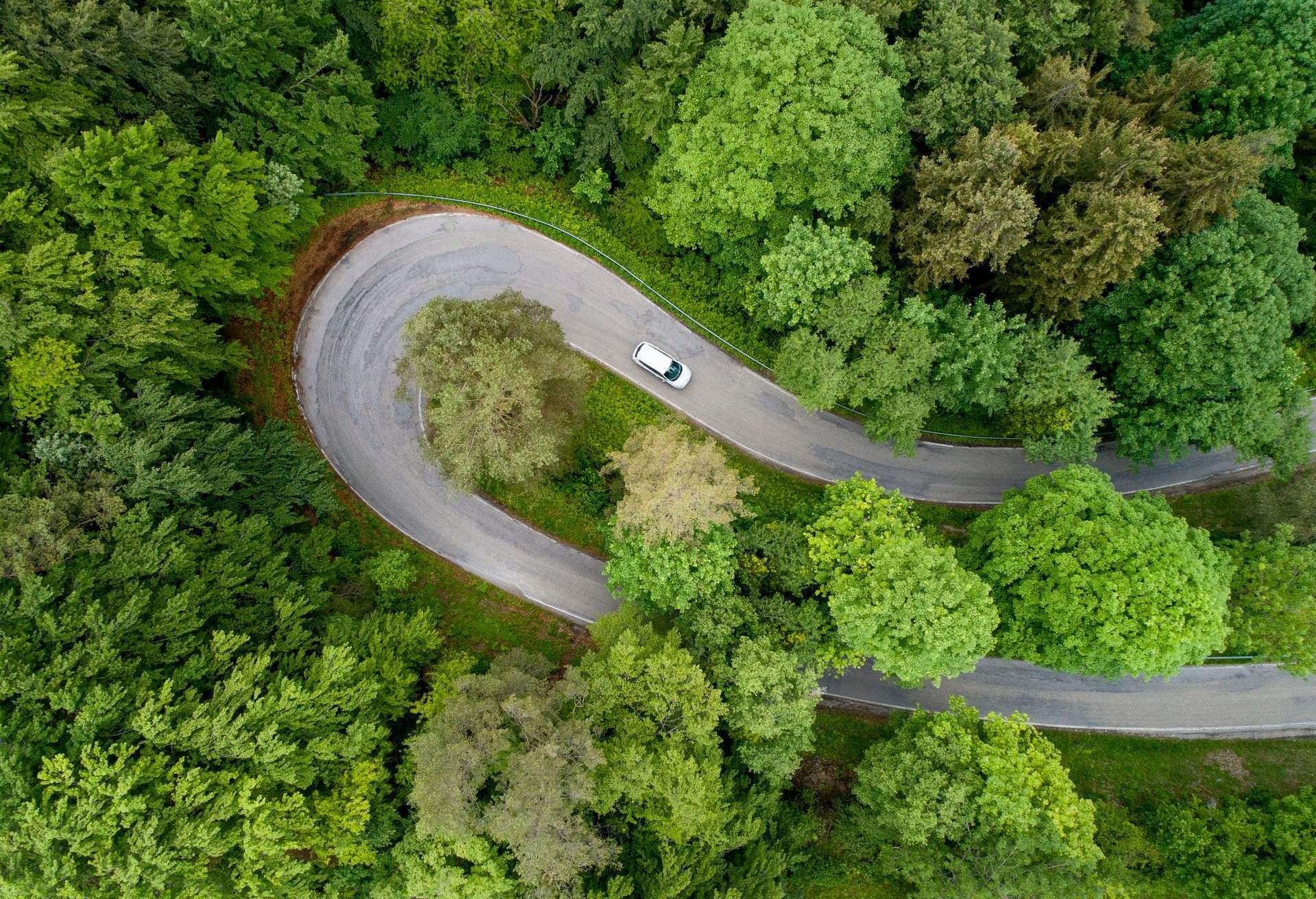 theme_car_road_aerial-view_natuure_gettyimages-1068062802_universal_within-usage-period_69090-1