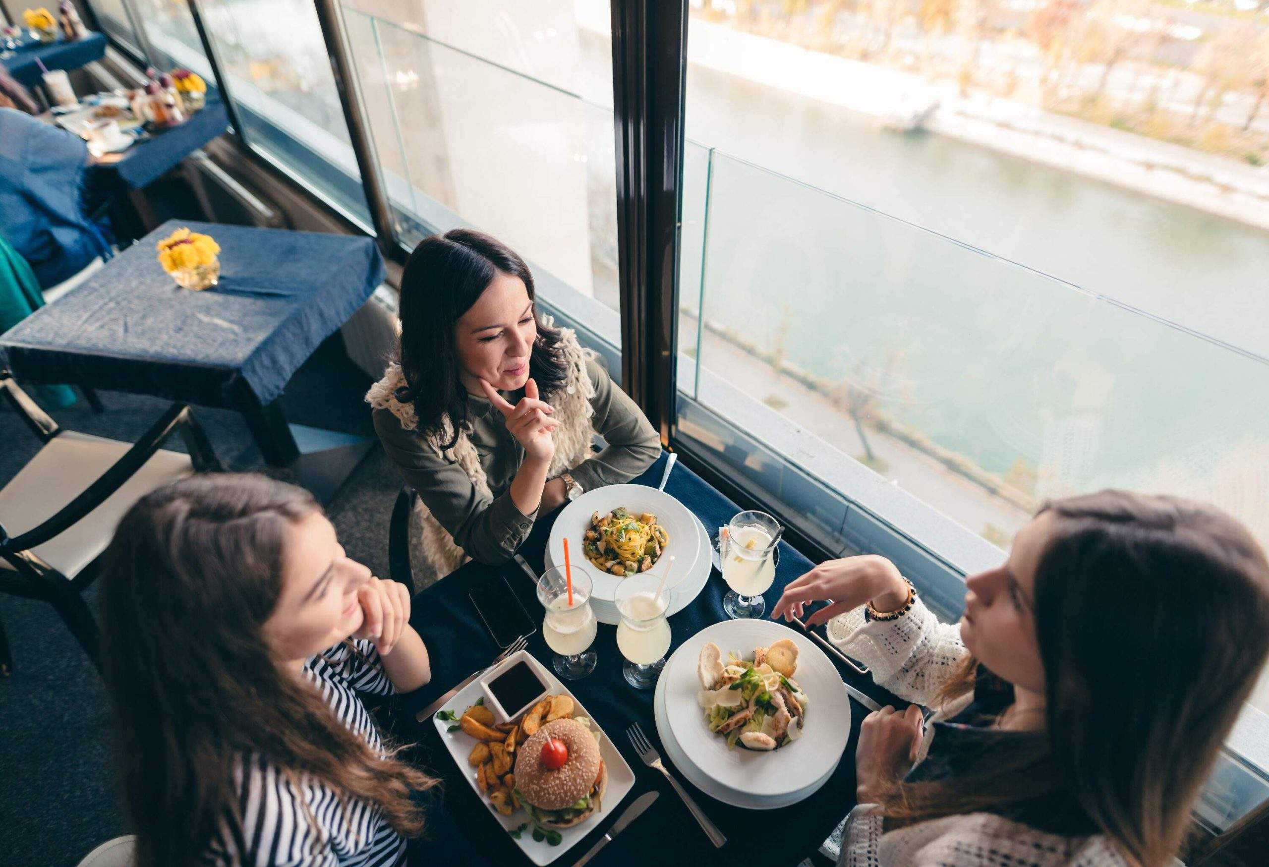 theme_restaurant_people_friends_food-shutterstock-premier_576288010-scaled