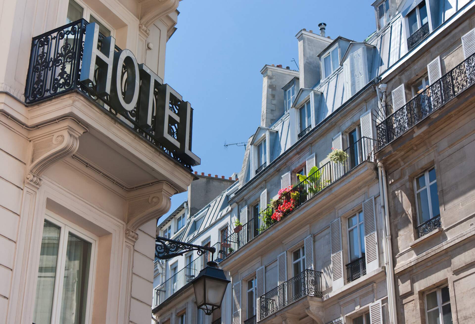 dest_france_paris_hotel_sign_building_gettyimages-135854762-copy