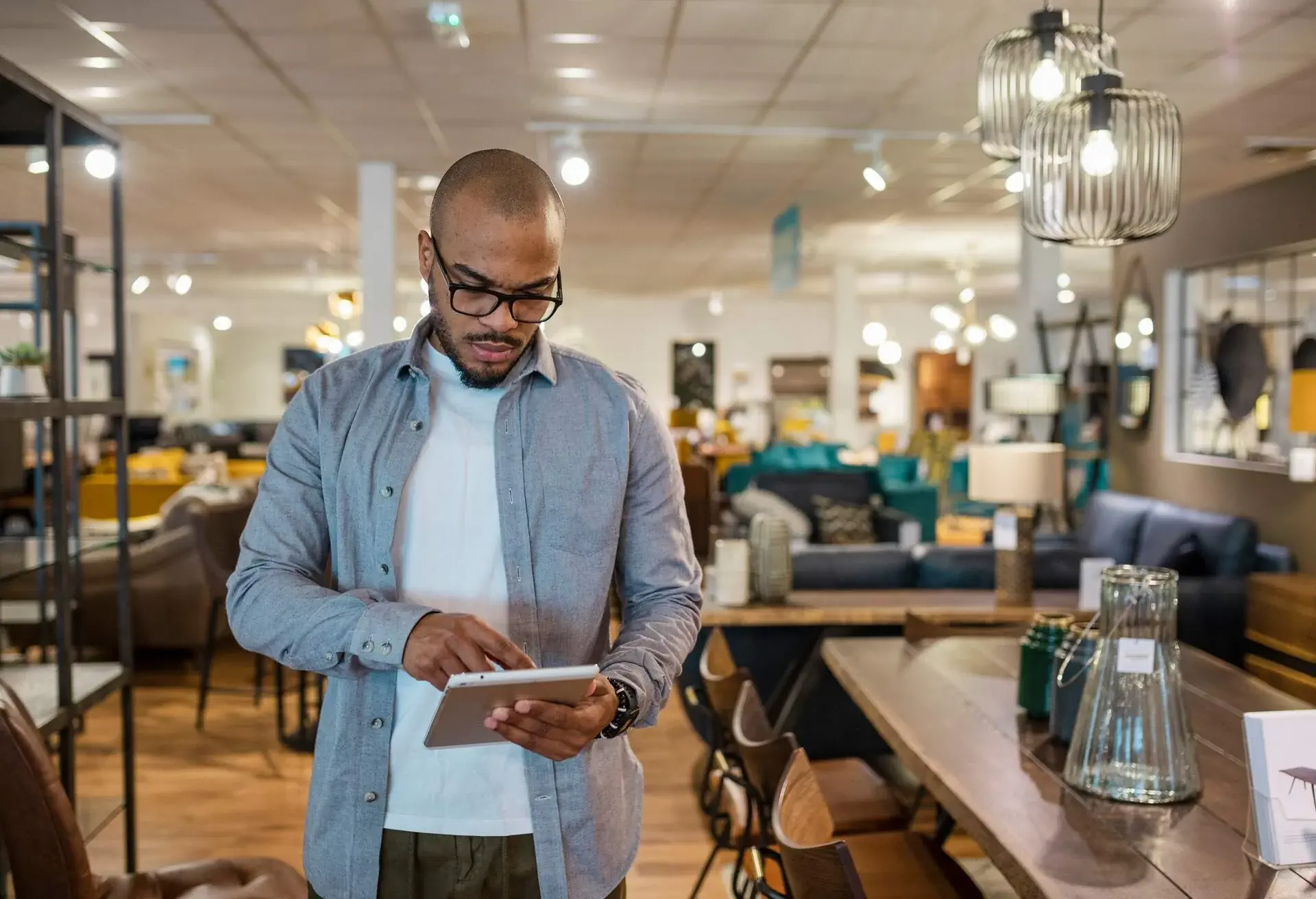 THEME_SHOPPING_FURNITURE_STORE_PEOPLE_MAN_DEVICE_GettyImages-1350603328