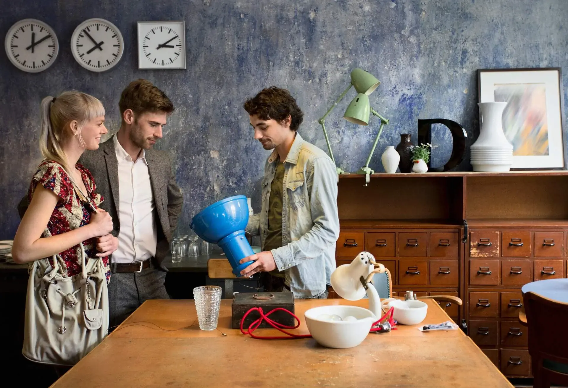 THEME_PEOPLE_FURNITURE_HOMEWARE_SHOPPING_GettyImages-527858066
