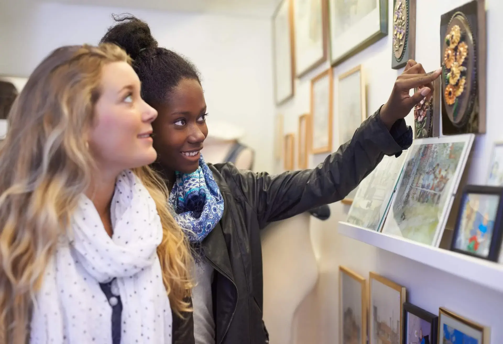 THEME_PEOPLE_FRIENDS_ART_SHOPPING_GettyImages-474222676