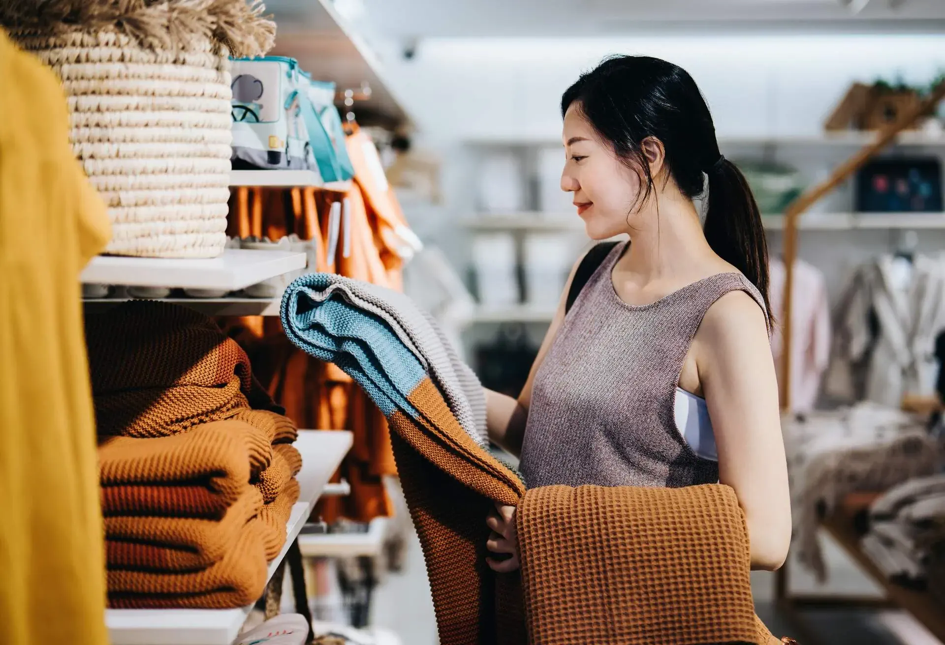 THEME_PEOPLE_WOMAN_SHOPPING_HOMEWARE_FURNITURE_GettyImages-1413734780