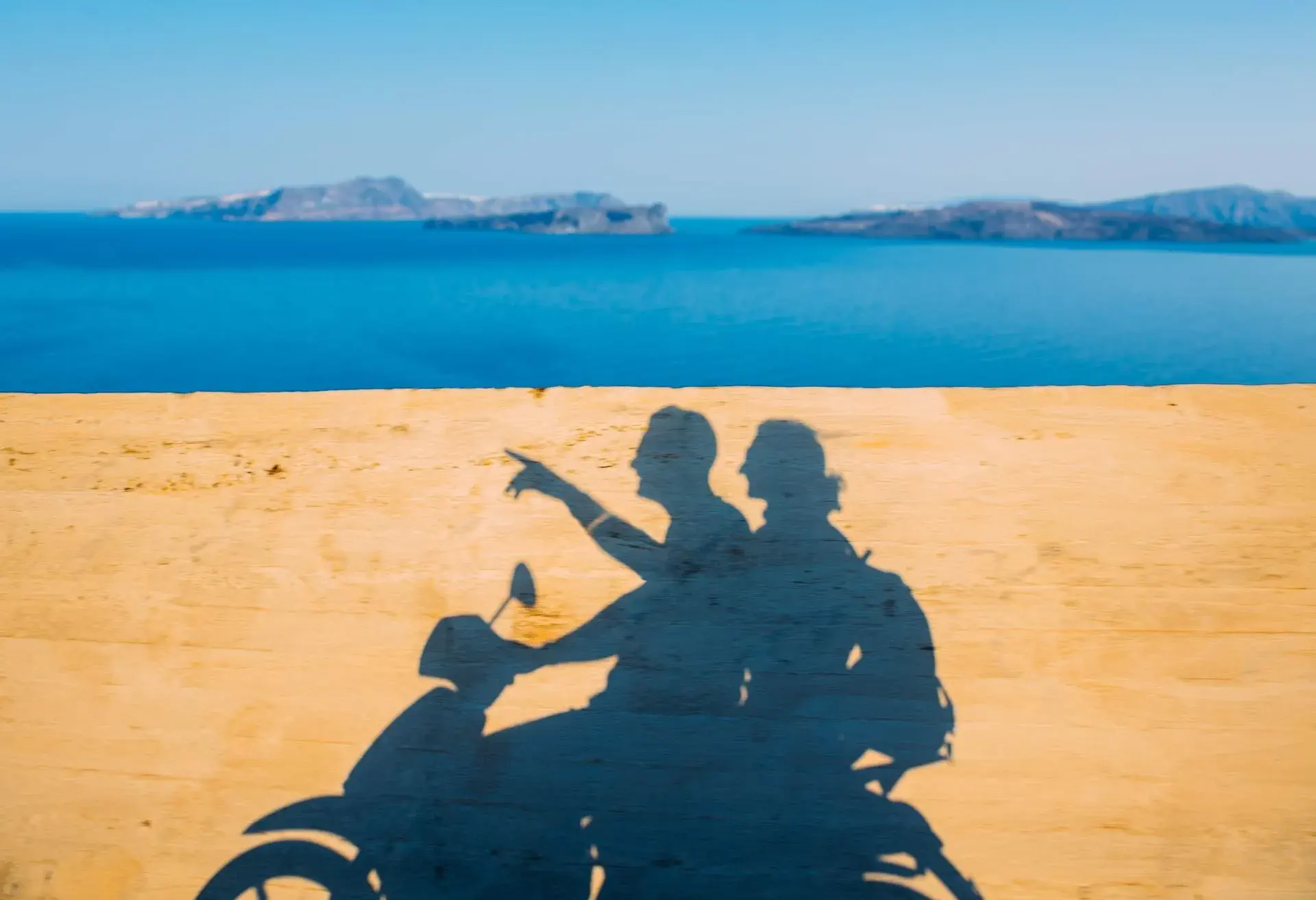 greece_santorini_theme_people_scooter_sunset_couple