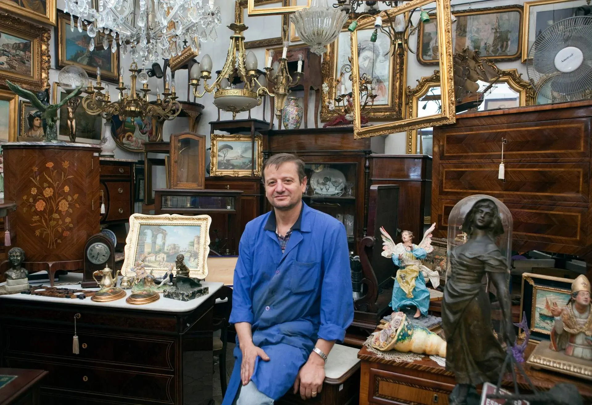 THEME_PEOPLE_ANTIQUE_SHOP_OWNER_GettyImages-107191993