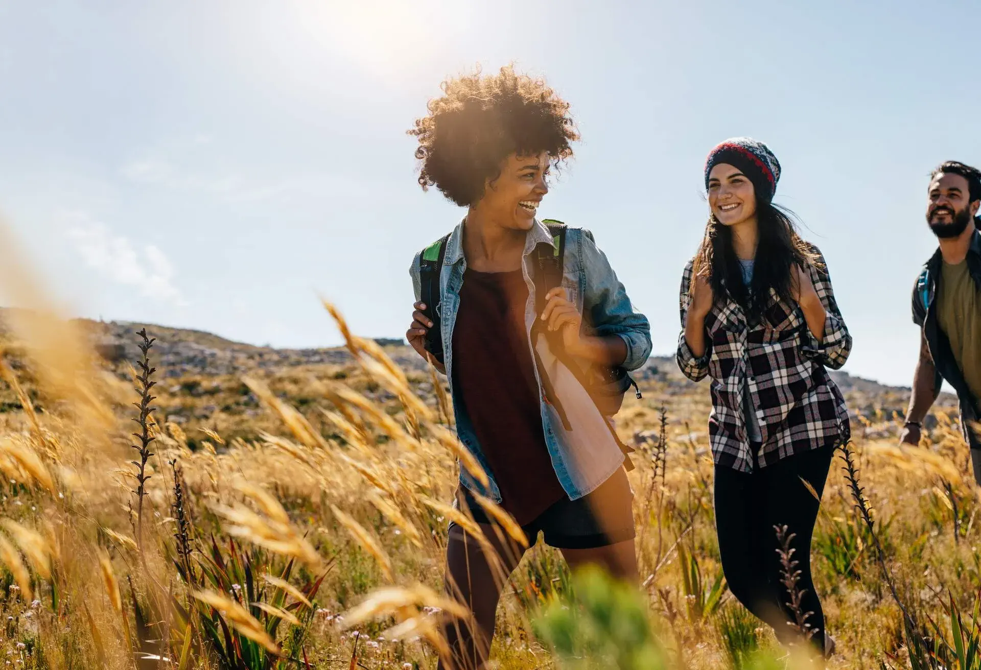 PEOPLE_FRIENDS_TRAVEL_VACATION_HIKING_ADVENTURE