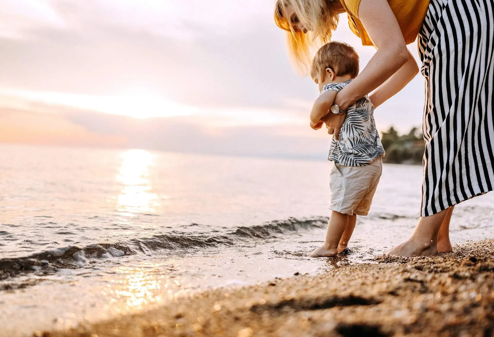 PEOPLE_KID_WOMAN_BEACH_SEA_SUNSET