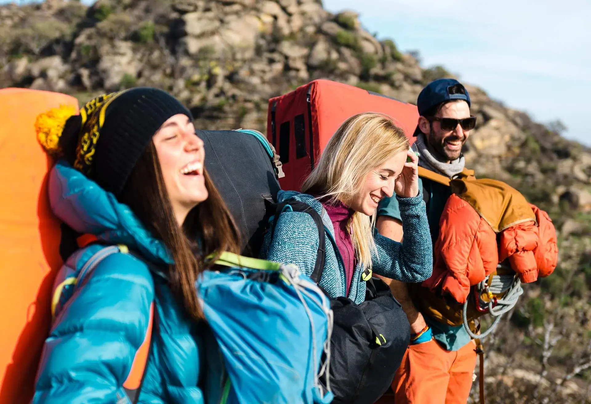 PEOPLE_FRIENDS_HIKING_MOUNTAINS_TRAVEL_VACATION_ADVENTURE