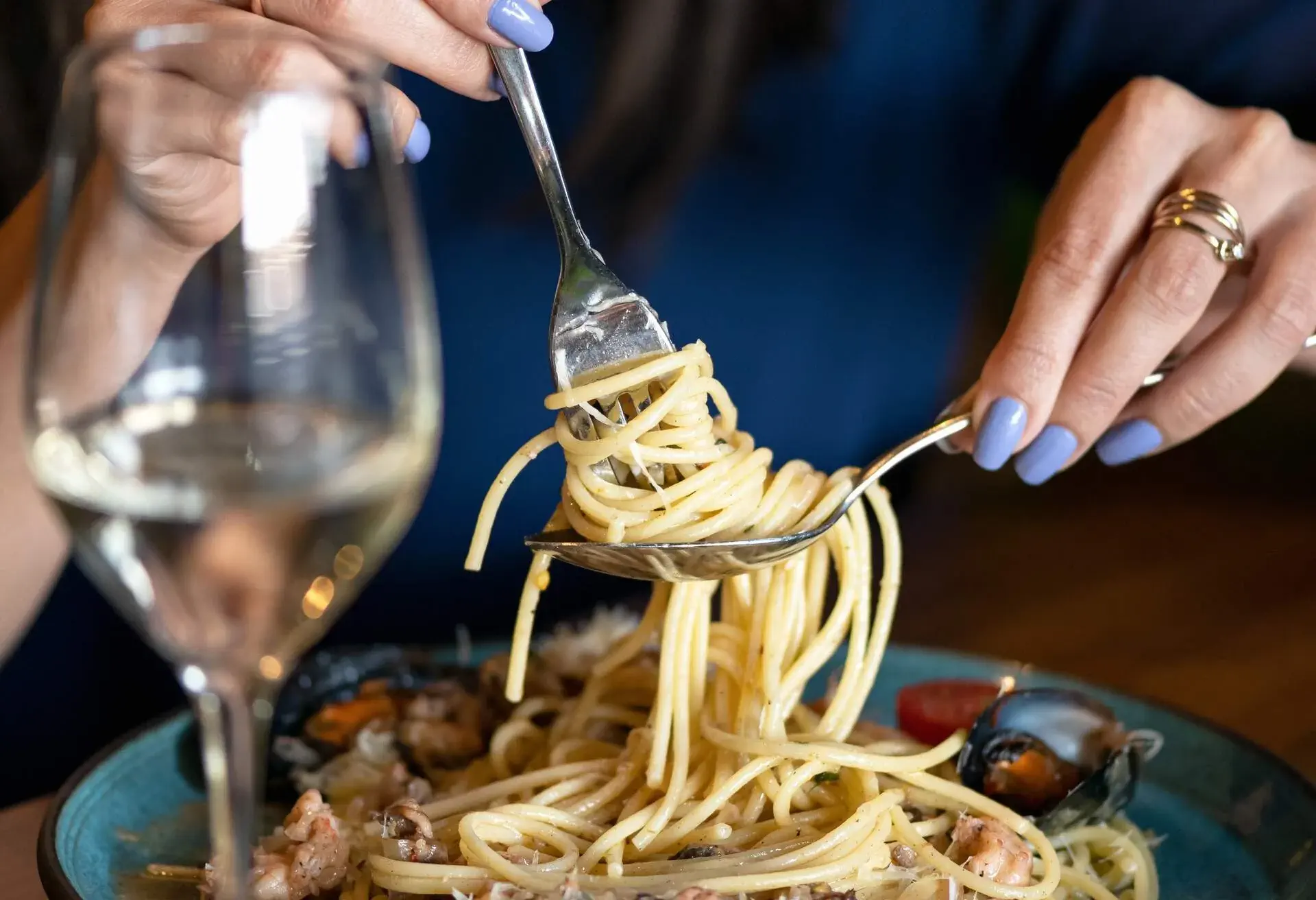 FOOD_ITALIAN_SPAGHETTI_MUSSELS_RESTAURANT_PEOPLE_WOMAN