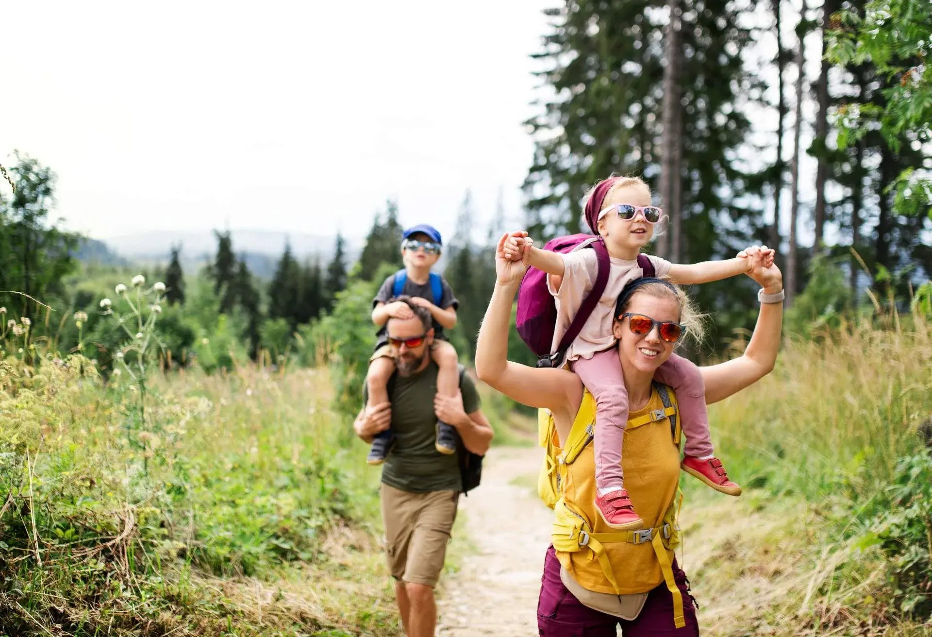 PEOPLE_PERSON_FAMILY_OUTDOORS_HIKING_ADVENTURE_TRAVEL_VACATION