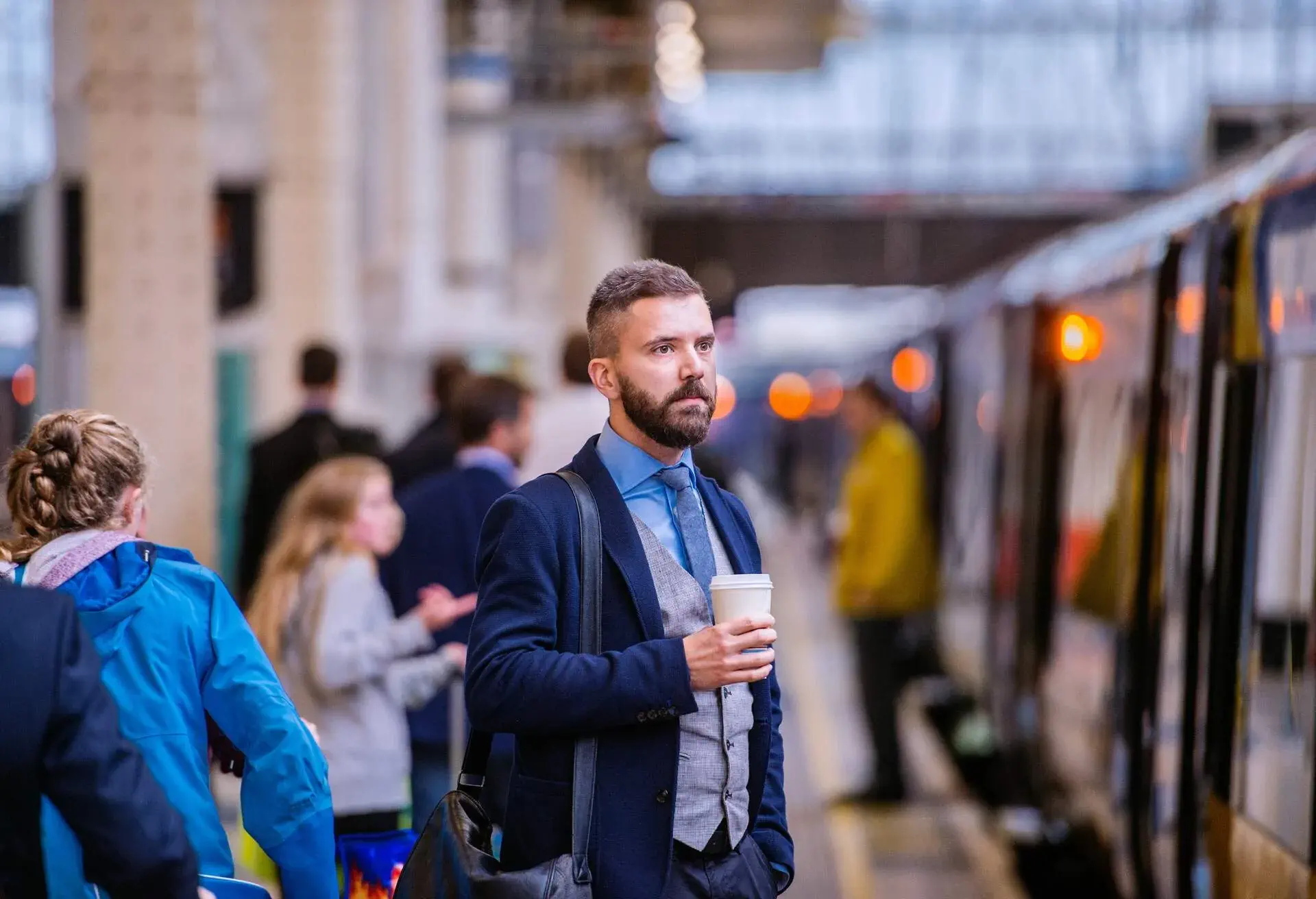 TRAIN-STATION_TRAIN_TRANSPORTATION_PERSON_TRAVELER