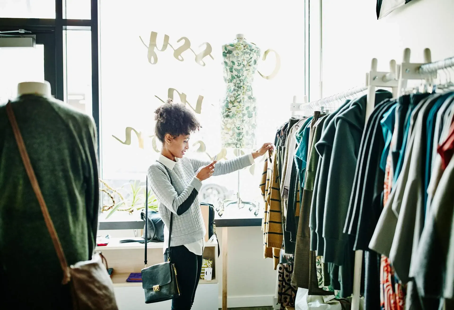 PEOPLE_WOMAN_VINTAGE_SHOPPING_DEVICE