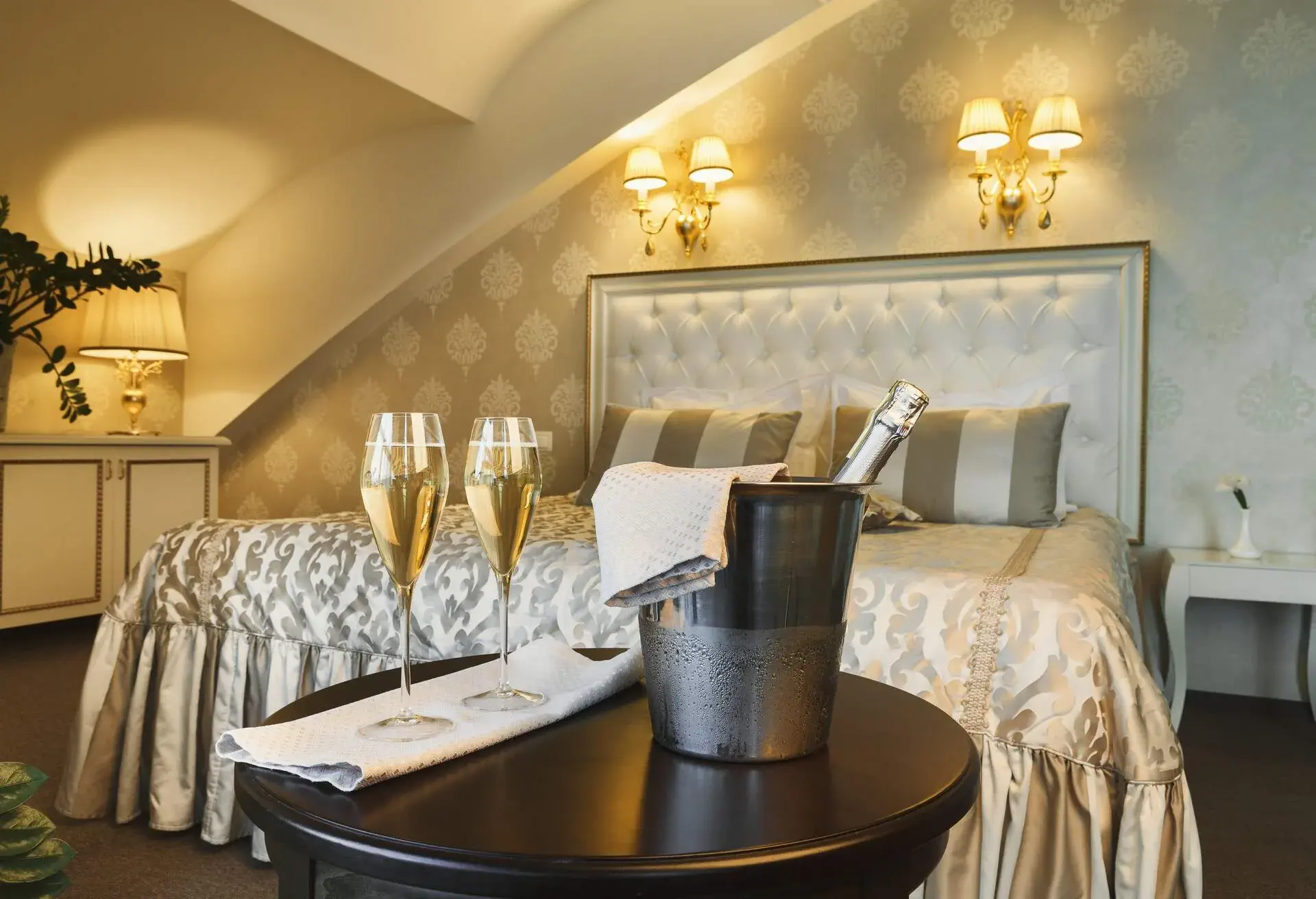 hotel_room_champagne_drinking