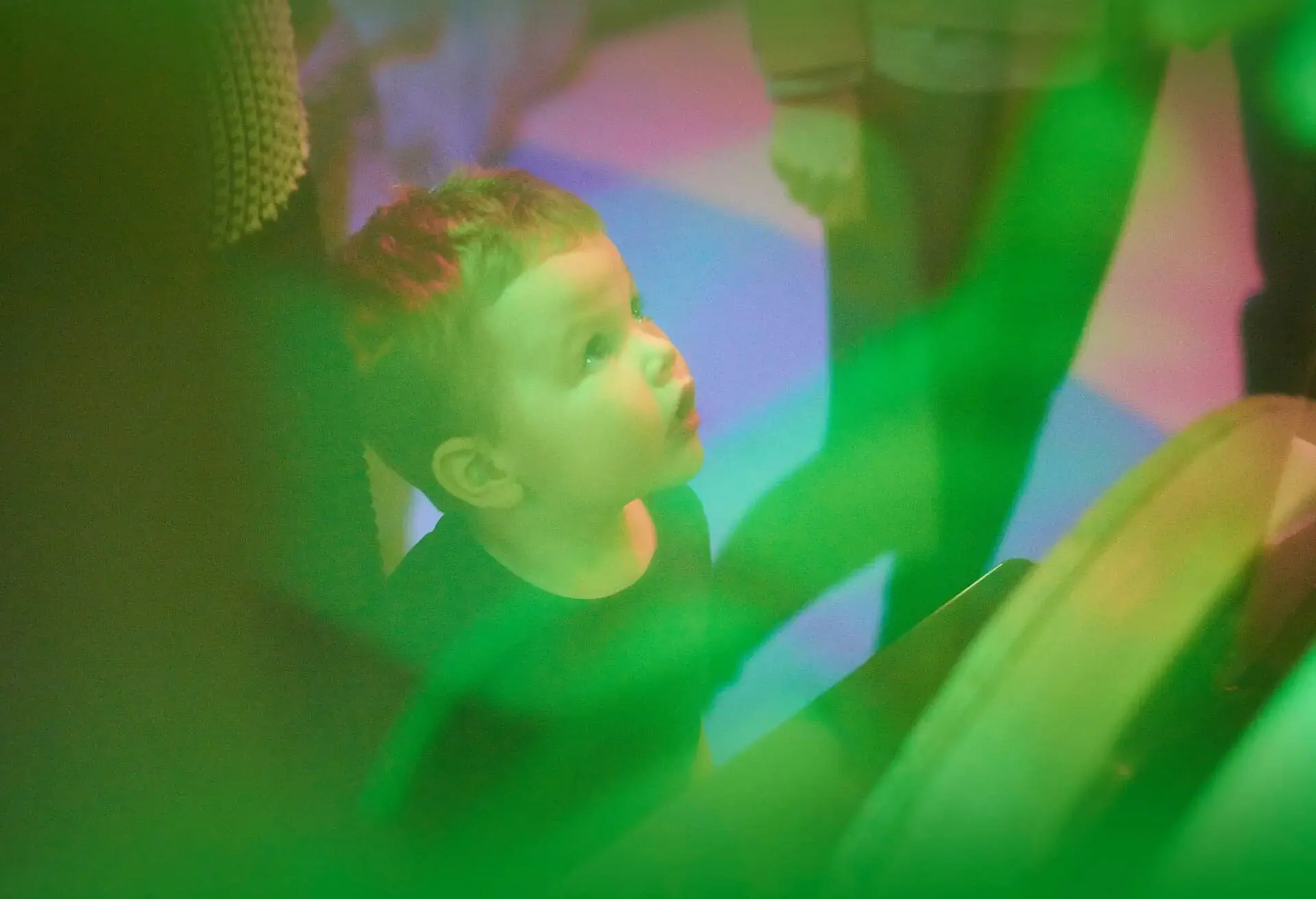 PEOPLE_BOY_KID_COLORFUL_MUSEUM