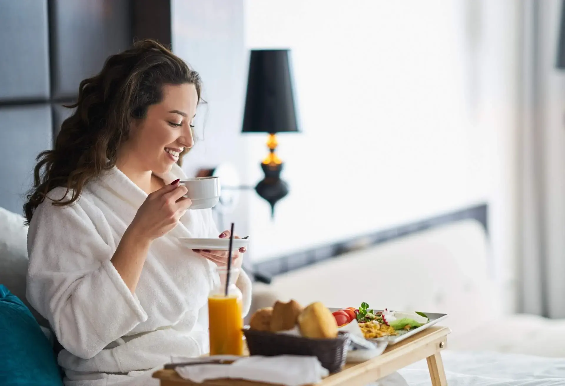 THEME_PEOPLE_WOMAN_HAVING_BREAKFAST_IN_BED_shutterstock