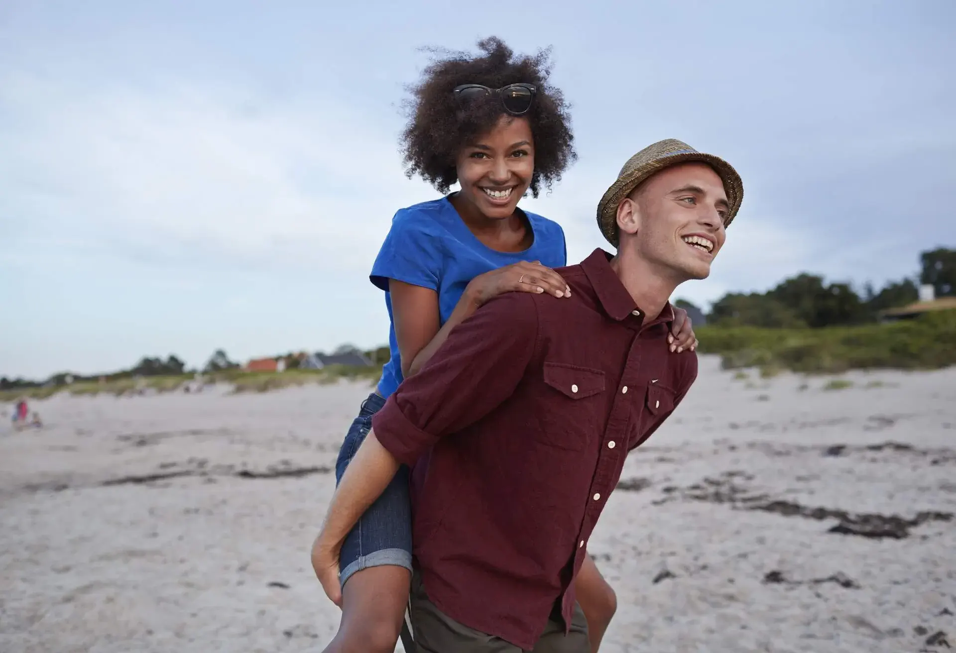 dest_denmark_beach_couple_gettyimages_186360590_universal_within-usage-period_79648