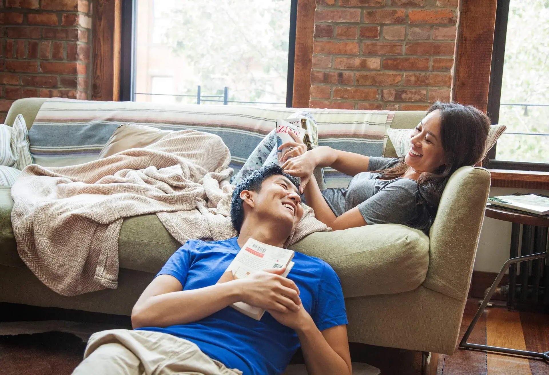 THEME_PEOPLE_PERSON_COUPLE_FRIENDS_HOME_BOOKS_RELAXATION-shutterstock-portfolio_1895575708
