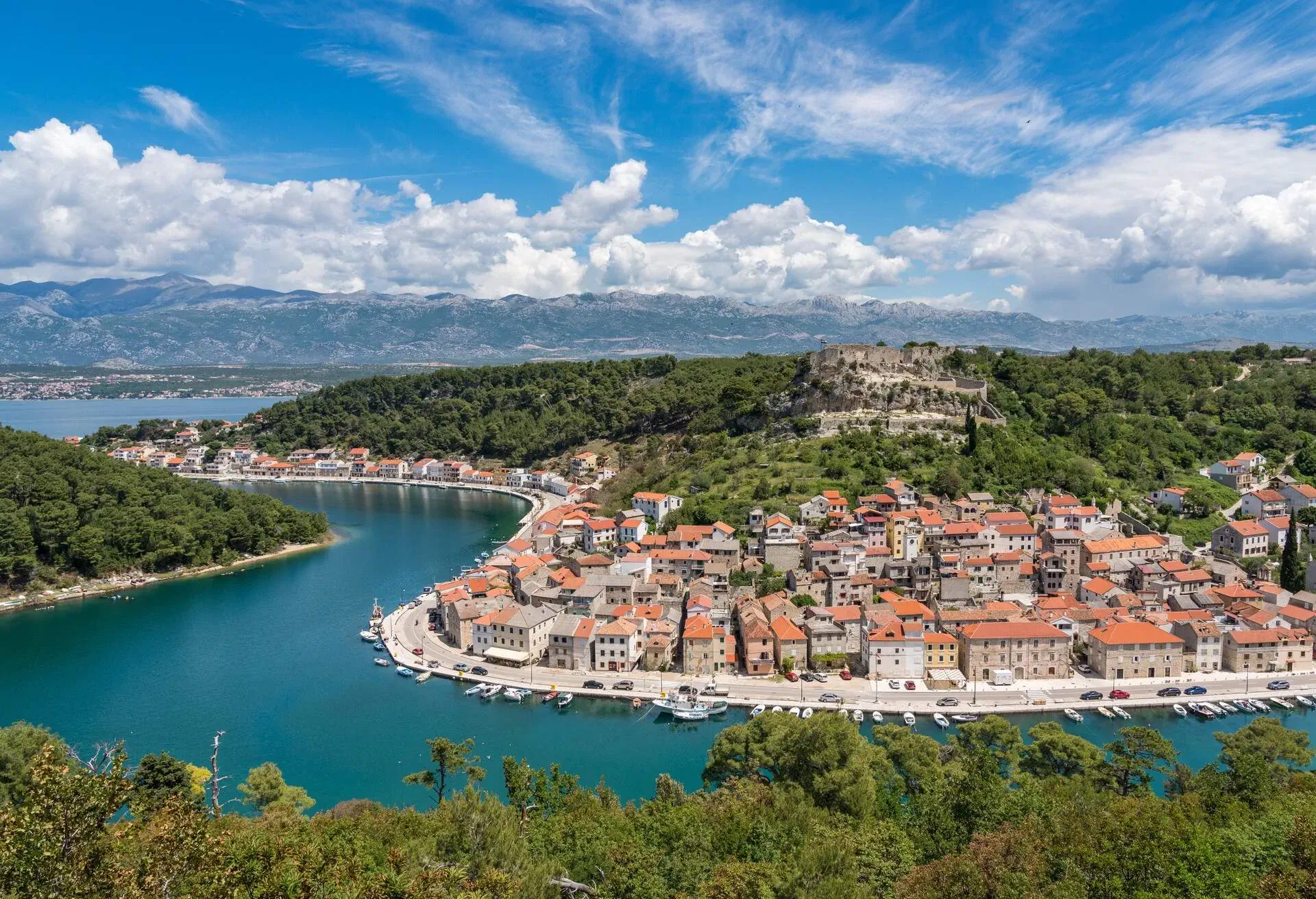 DEST_CROATIA_ISTRIA_NOVIGRAD_OLD VILLAGE WITH BLUE RIVER AND HARBOR_shutterstock-portfolio_1434047642