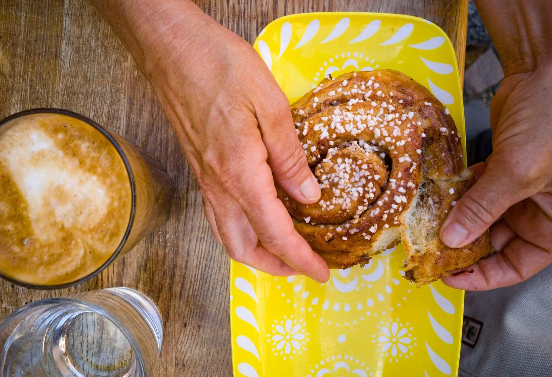 THEME_FOOD_SWEDISH_CINNAMON_BUN_FIKA_COFFEE_CAKE_GettyImages-1327823518