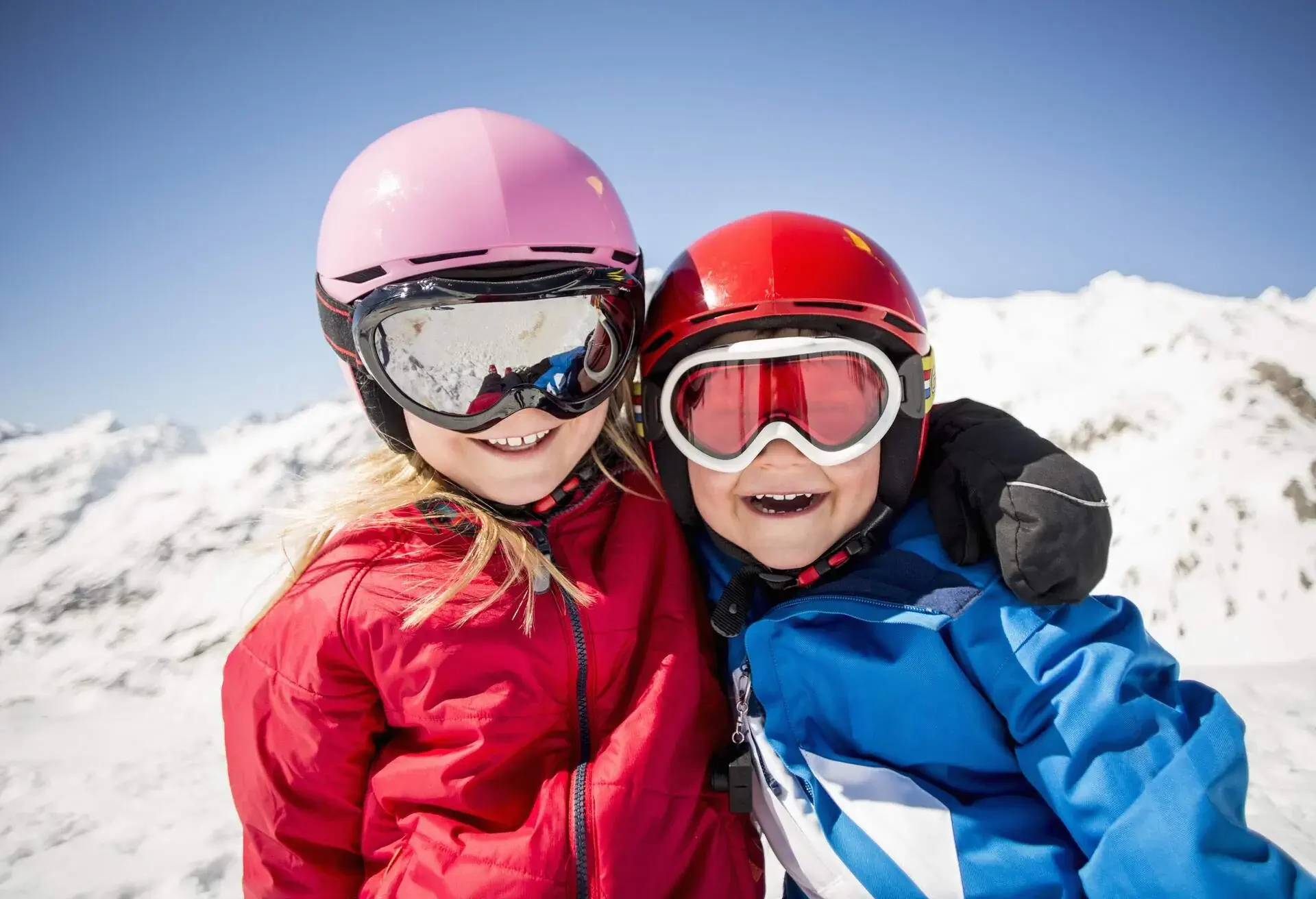 theme_people_children_with_ski-wear_gettyimages-713777993_universal_within-usage-period_62102