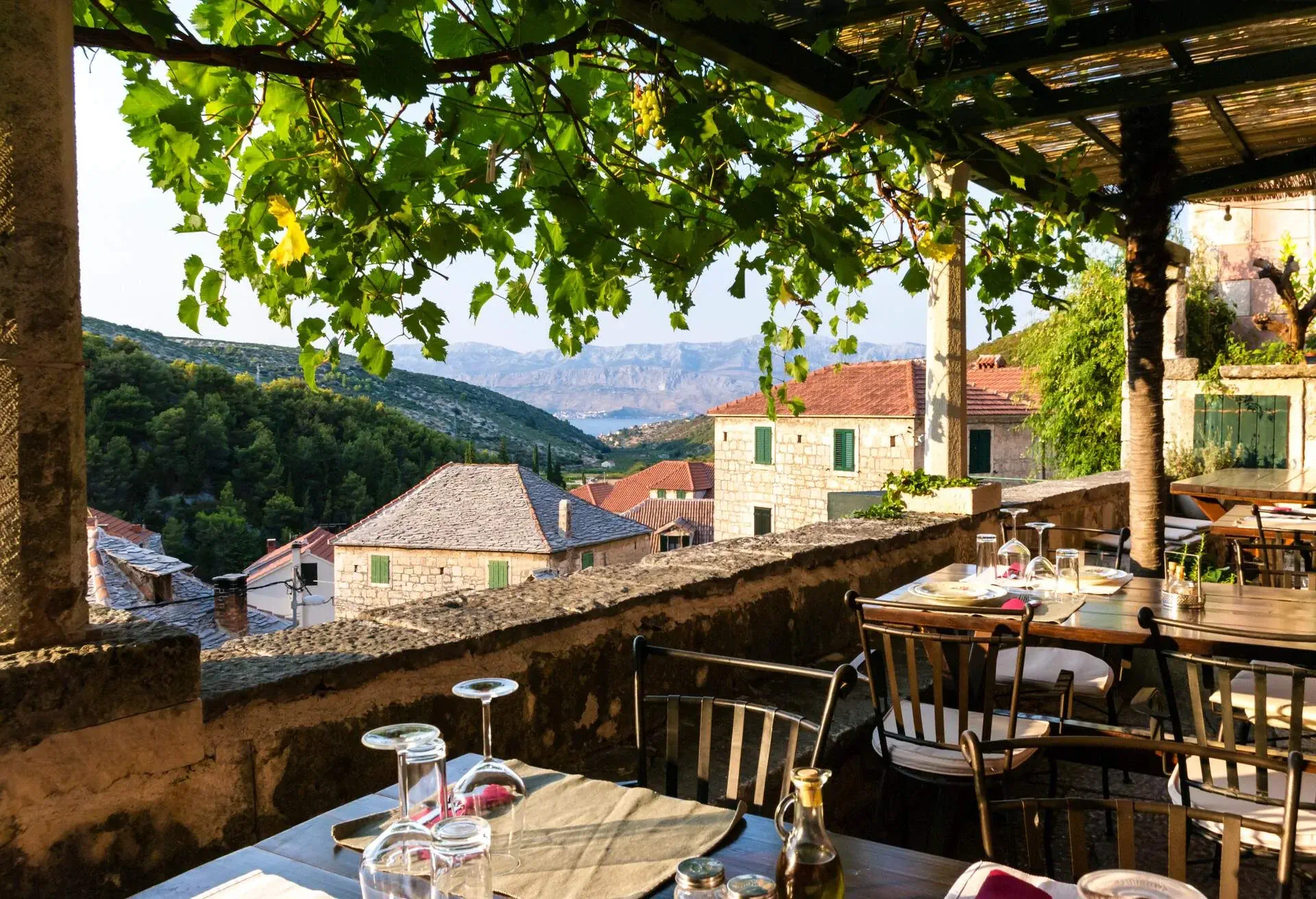 DEST_CROATIA_BRAC-ISLAND_DALMATIA_THEME_CAFE_TERRACE_RESTAURANT-GettyImages-848932570