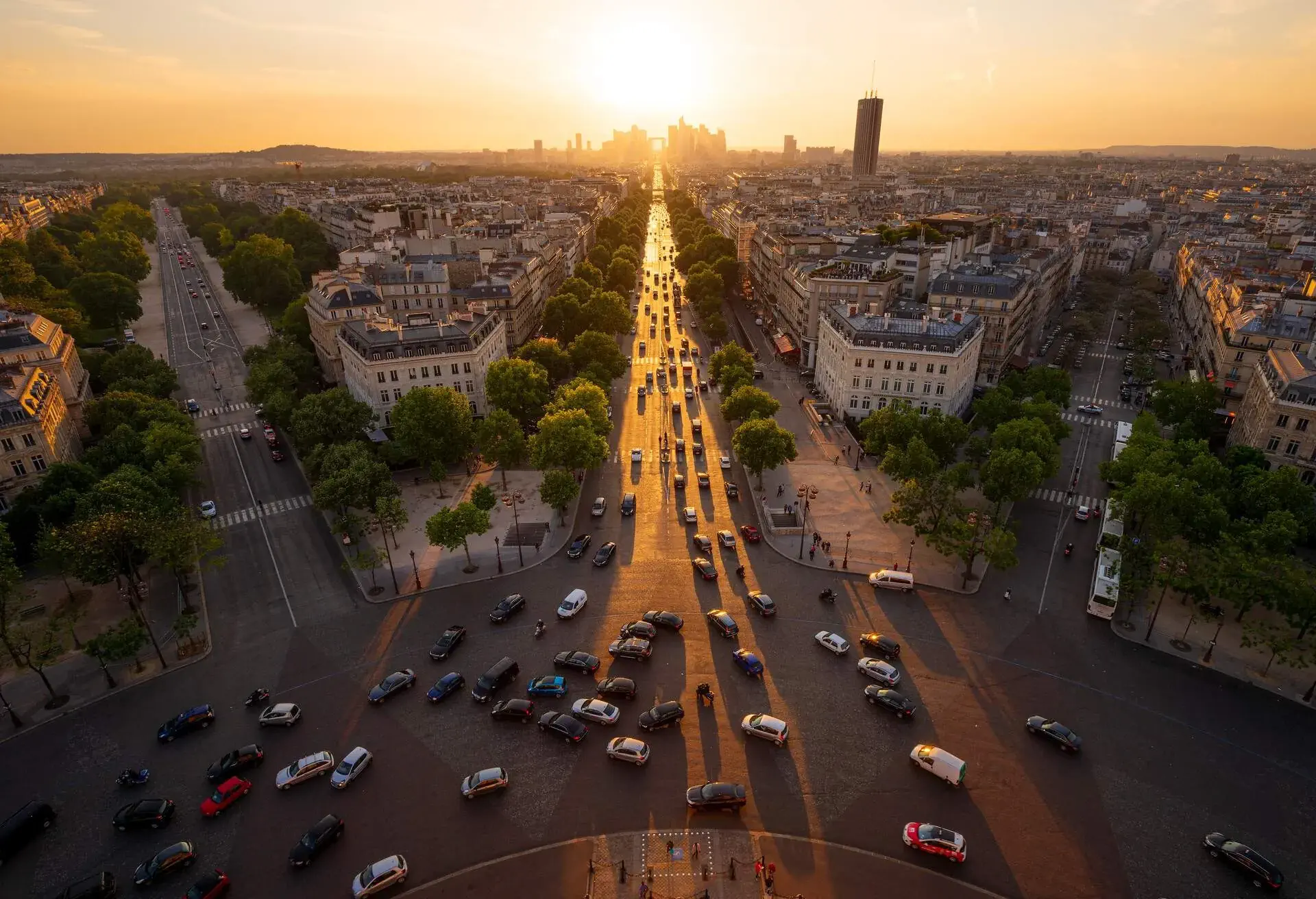 DEST_FRANCE_PARIS_CHAMPS_ELYSEES_ARC_DE_TRIOMPHE_GettyImages-1283361568.jpg