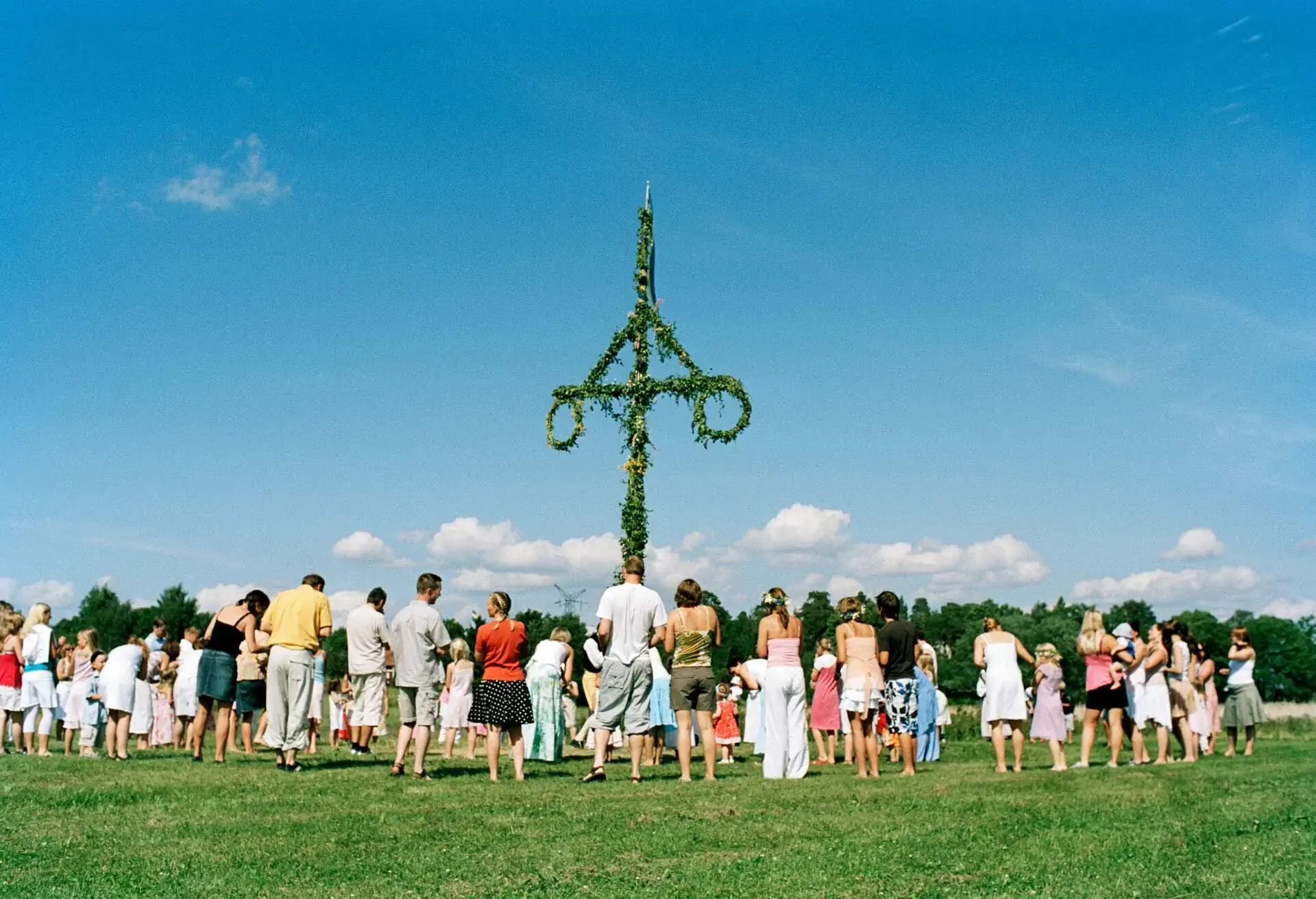 DEST_SWEDEN_THEME_MIDSOMMAR_MAYPOLE_GettyImages-79092286.jpg