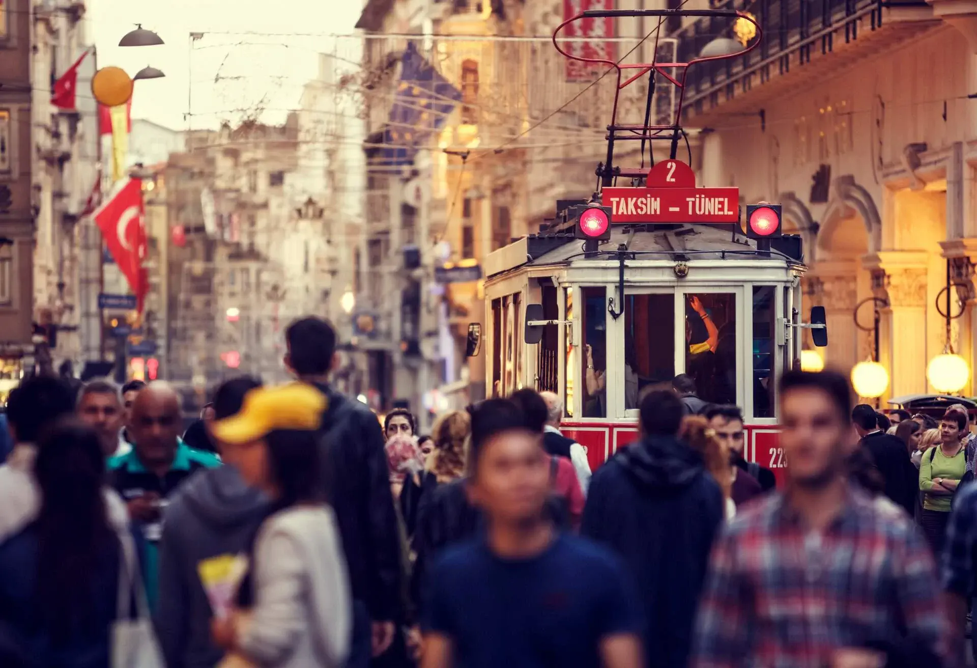 DEST_TURKEY_ISTANBUL_ISTIKLAL-AVENUE_GettyImages-501967220