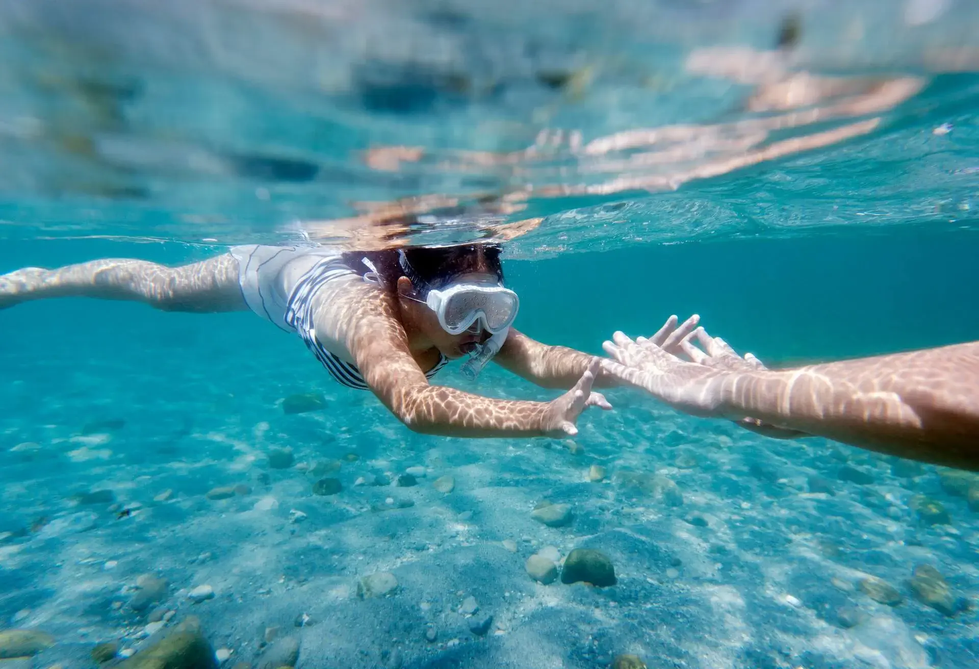 THEME_PEOPLE_GIRL_SNORKELING_SWIMMING_BEACH_SEA