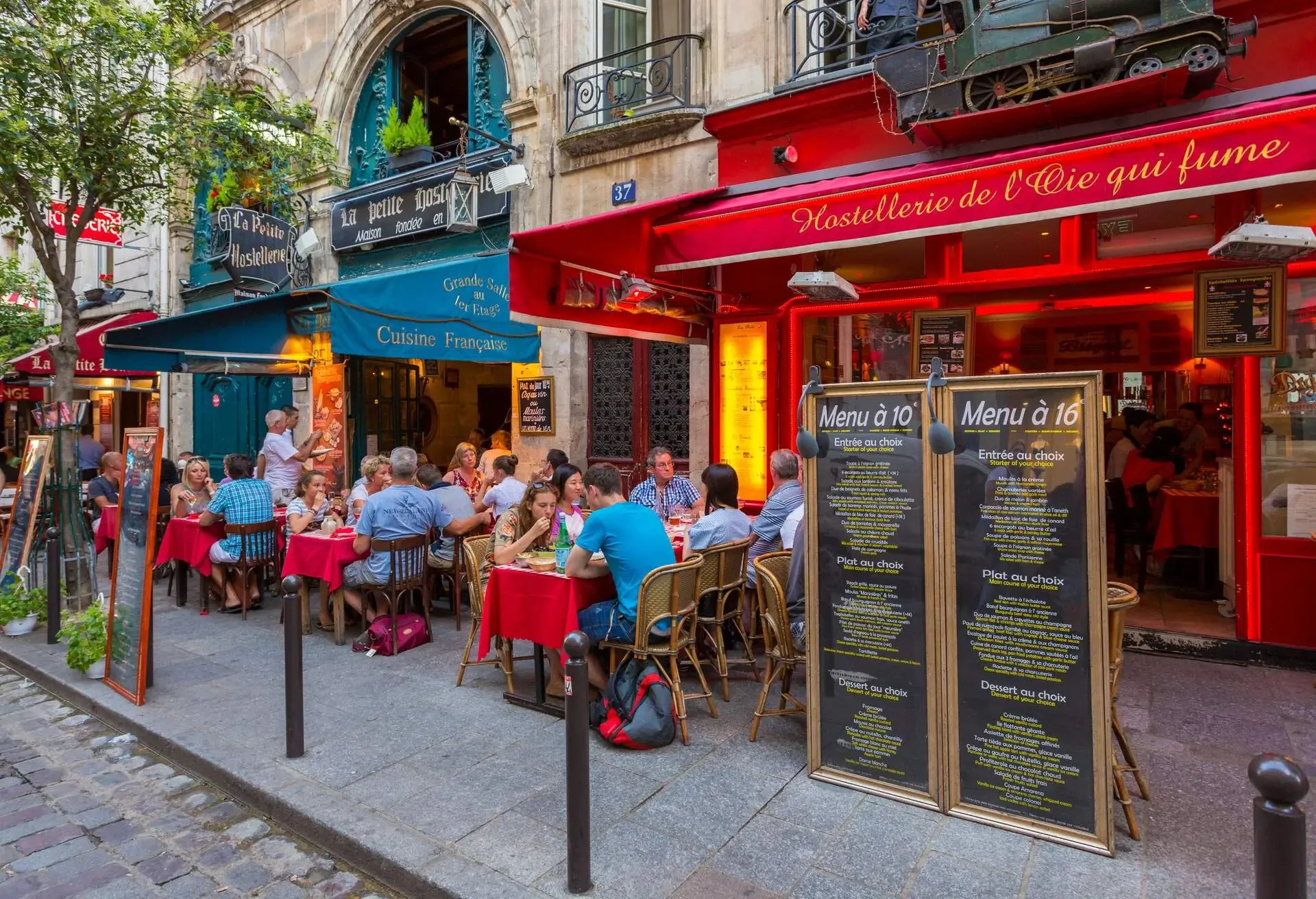 DEST_FRANCE_PARIS_LATIN-QUARTER_ST-MICHAEL_THEME_PEOPLE_DINERS_AT_A_RESTAURANT_GettyImages-455624903
