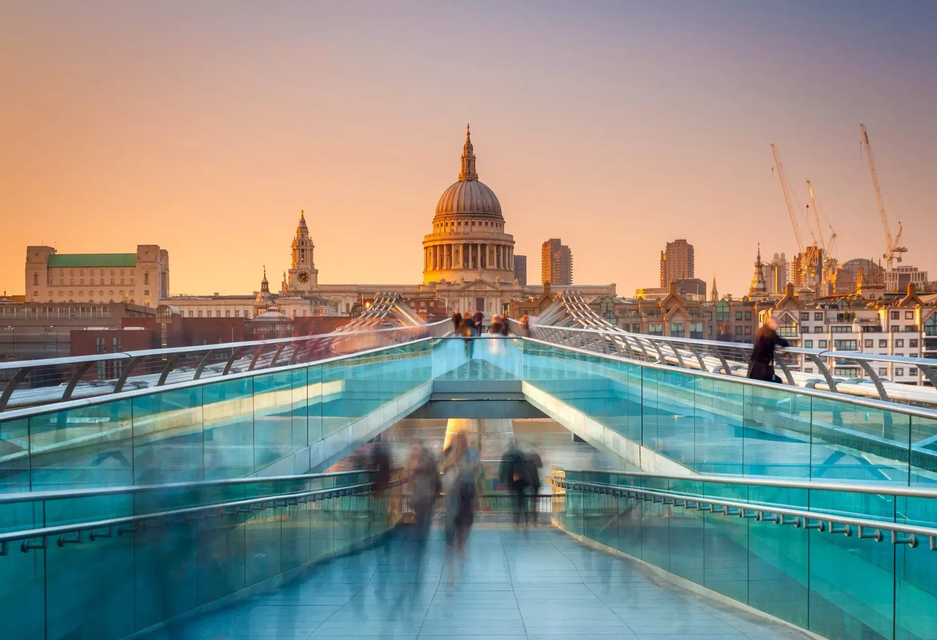DEST_ENGLAND_UK_LONDON_ST_PAUL_CATHEDRAL_MILLENNIUM_BRIDGE_GettyImages-527692313.jpg