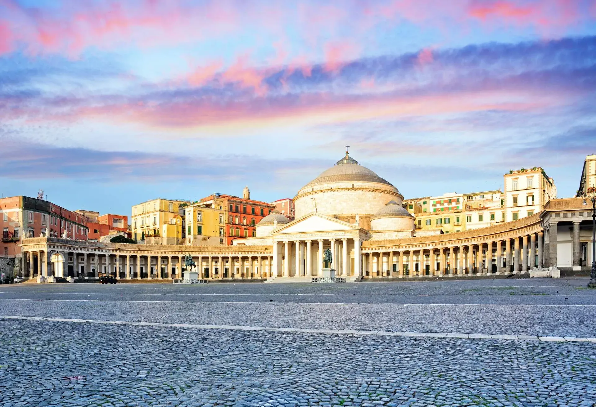 DEST_ITALY_NAPLES_PIAZZA_DEL_PLEBISCITO_GettyImages