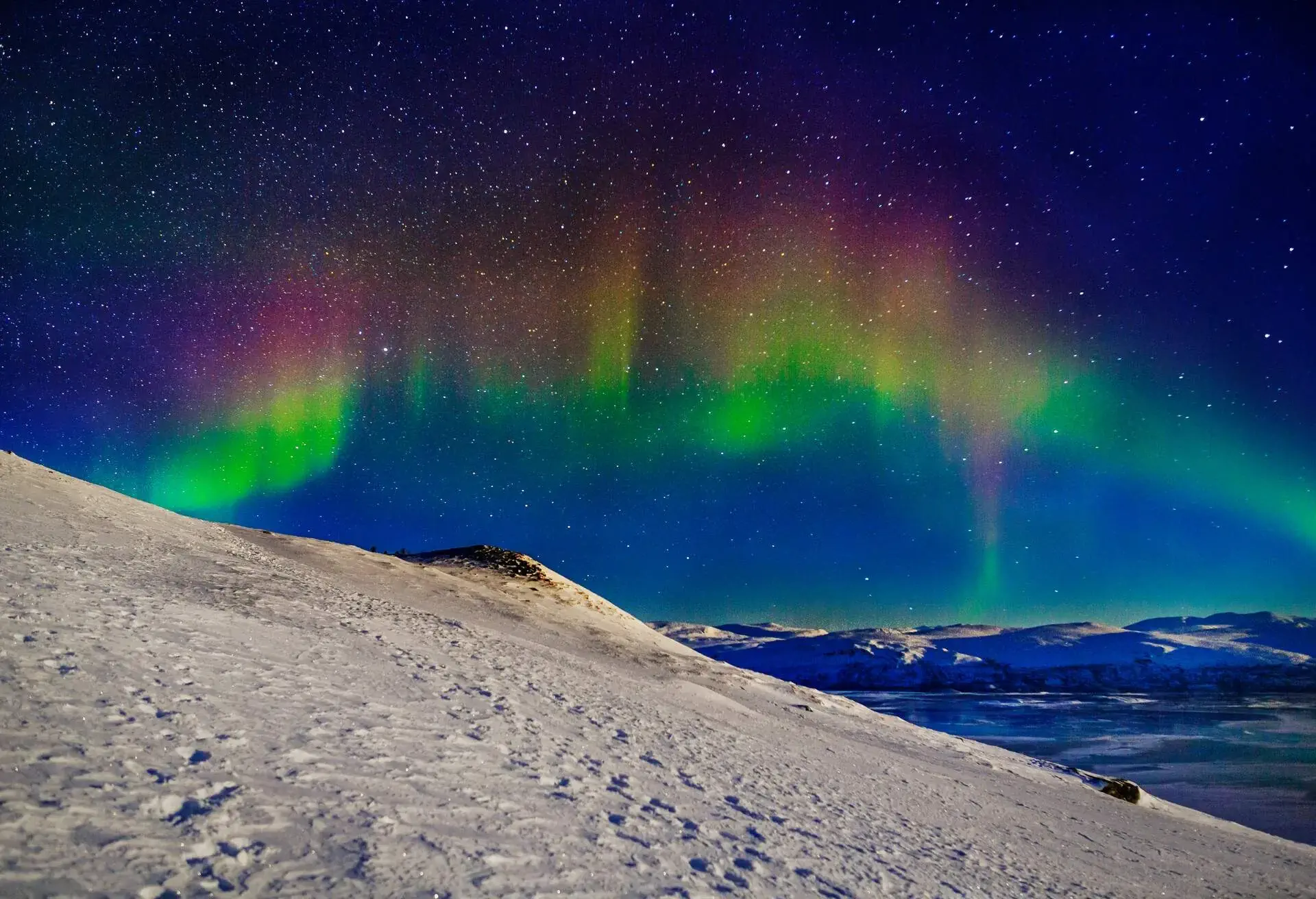 DEST_SWEDEN_ABISKO_NORTHERN_LIGHTS_GettyImages