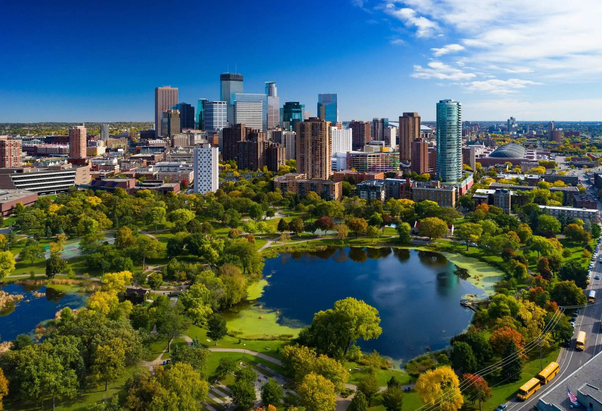 DEST_USA_MINNESOTA_MINNEAPOLIS_DOWNTOWN_LORING PARK_LORIG POND_THEME_AUTUMN_GettyImages-1008004582