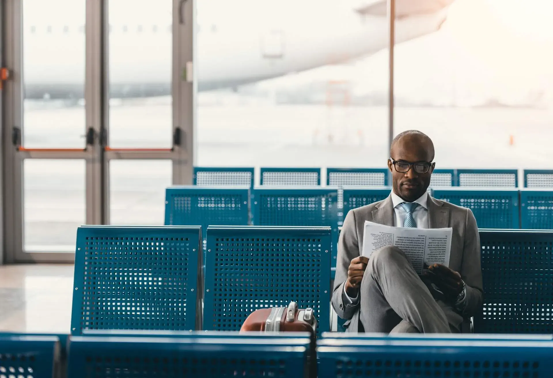 THEME_PERSON_AIRPORT_WAITING_TRAVEL_AIRPORT-TERMINAL_SUITCASE