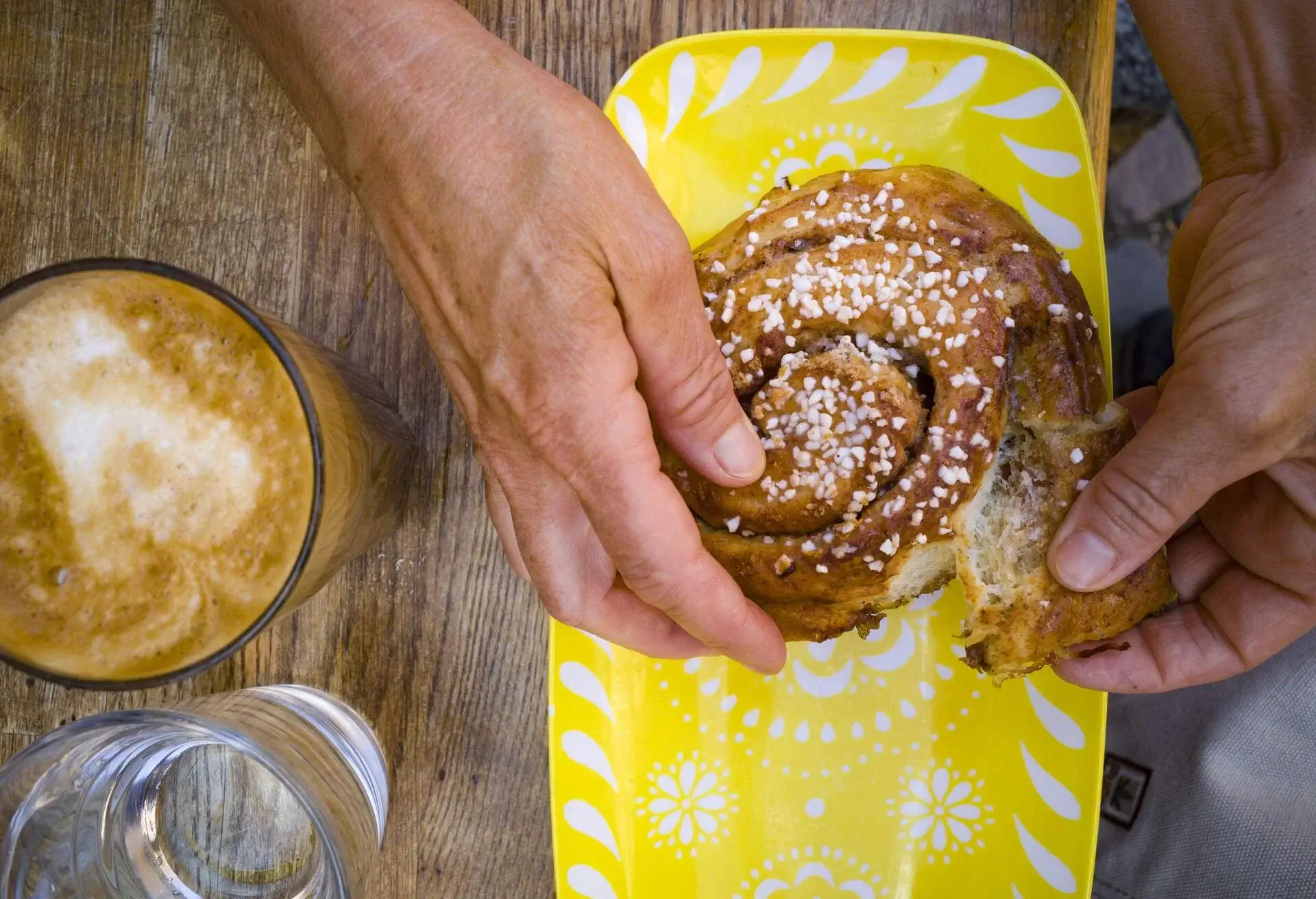 food_swedish_cinnamon_bun_fika_coffee_cake